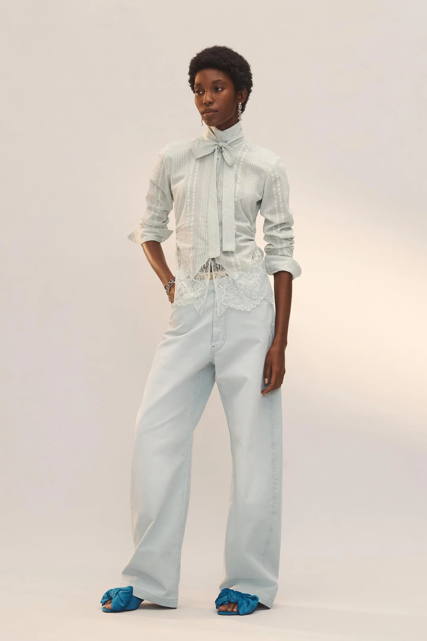 КРУЖЕВНАЯ РУБАШКА С ЗАВЯЗКАМИ, ОГРАНИЧЕННАЯ ВЫПУСКА - фото 2