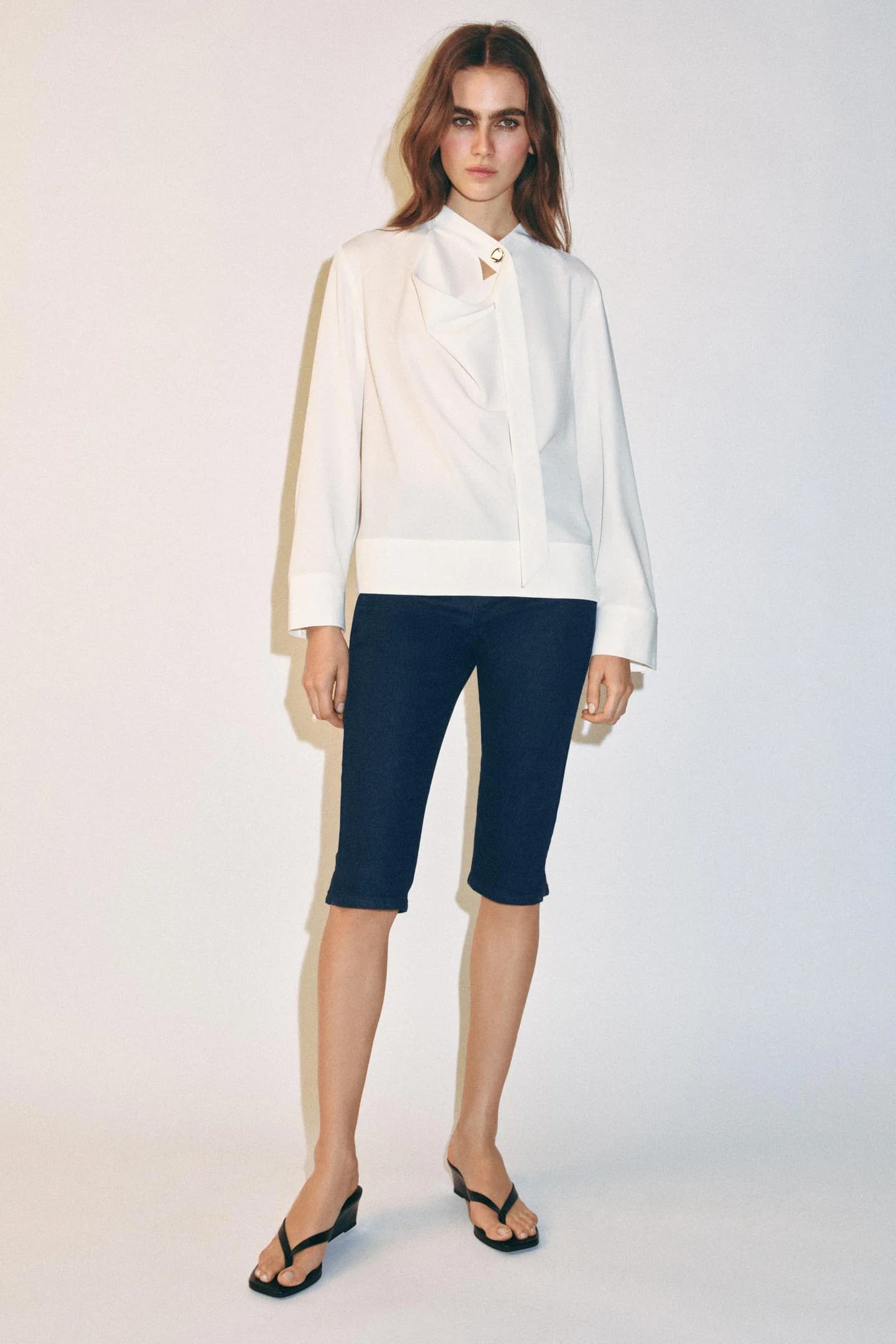 РУБАШКА С ДЕКОРАТИВНОЙ ЛЕНТОЙ НА ШЕЕ