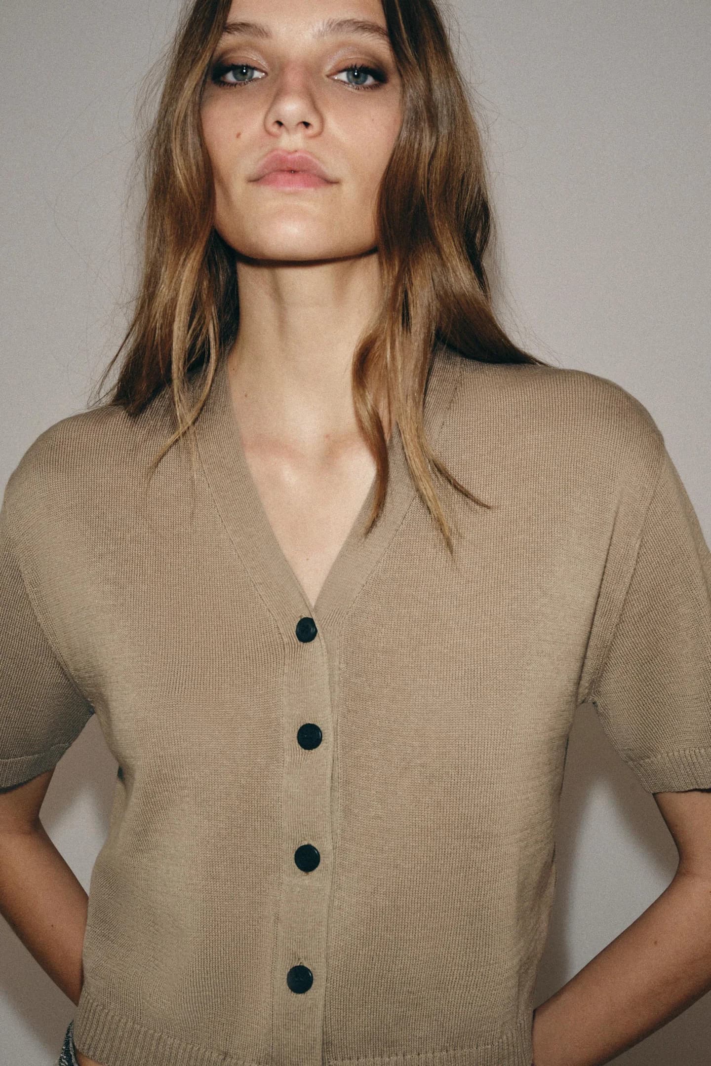 ТРИКОТАЖНЫЙ КАРДИГАН С КОРОТКИМИ РУКАВАМИ