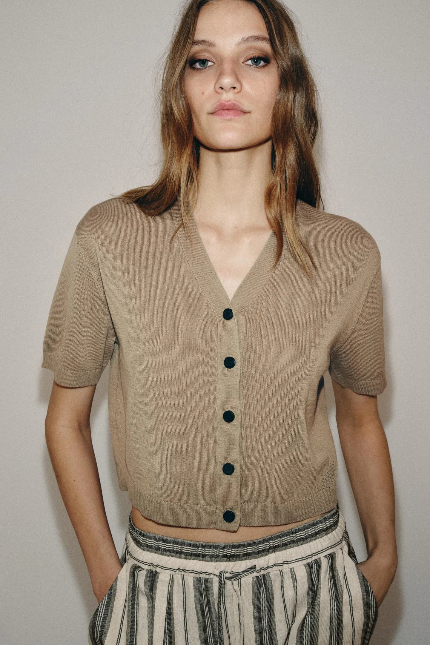 ТРИКОТАЖНЫЙ КАРДИГАН С КОРОТКИМИ РУКАВАМИ - фото 2