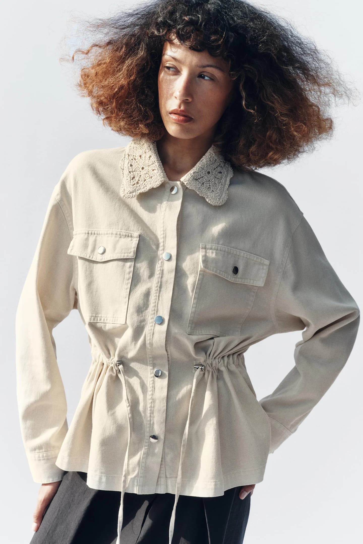 КУРТКА САФАРИ С ВОРОТНИКОМ, ВЯЗАННЫМ КРЮЧКОМ - фото 2