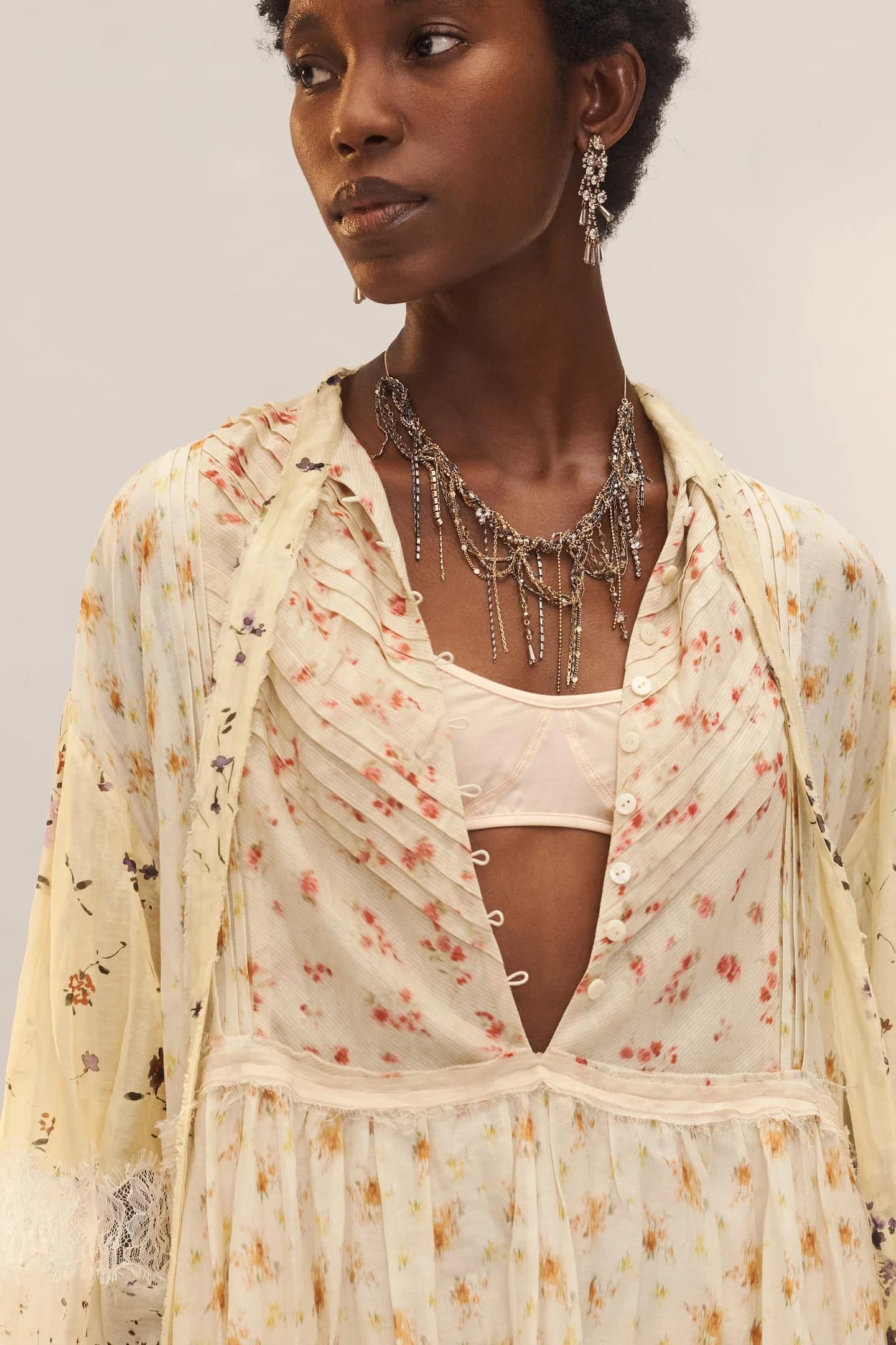 ОЖЕРЕЛЬЕ, ОГРАНИЧЕННАЯ ВЫПУСКА С БЛЕСКНЫМИ УКРАШЕНИЯМИ