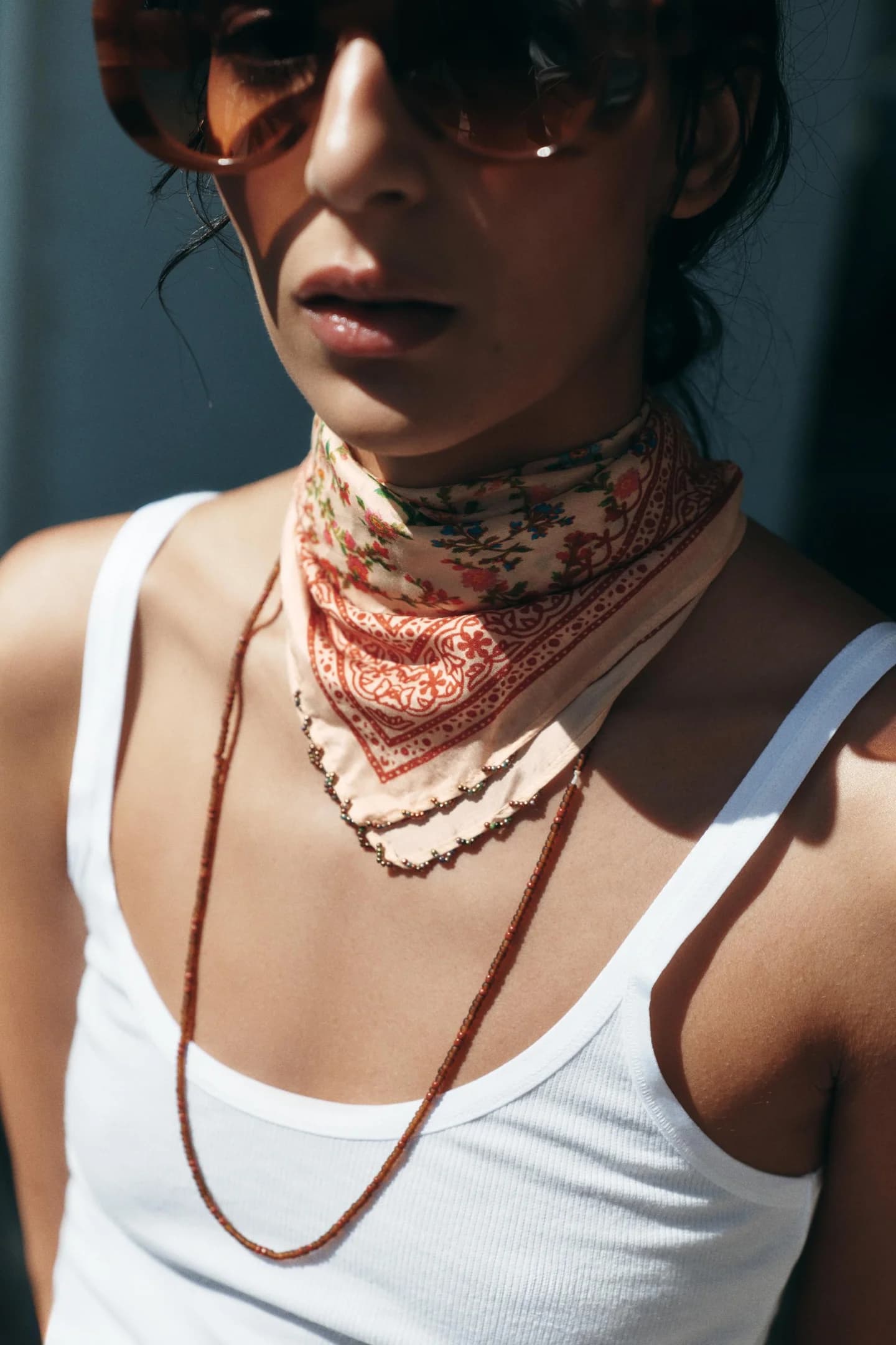 ШЕЛКОВЫЙ ШАРФ С ЦВЕТАМИ И БУСЕРАМИ - фото 2