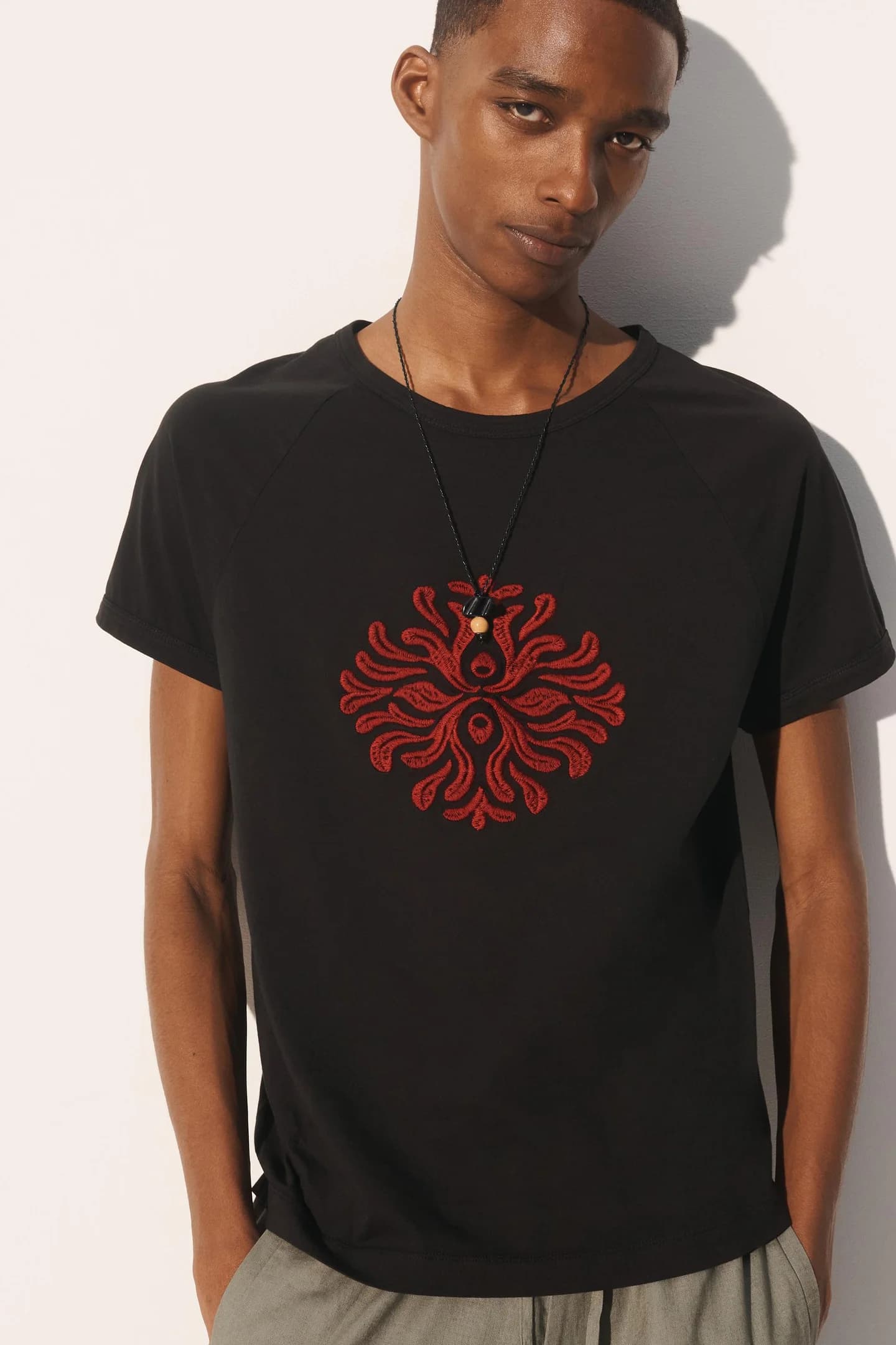 ФУТБОЛКА СВОБОДНОГО КРОЯ С КОРАЛЛОВОЙ ВЫШИВКОЙ