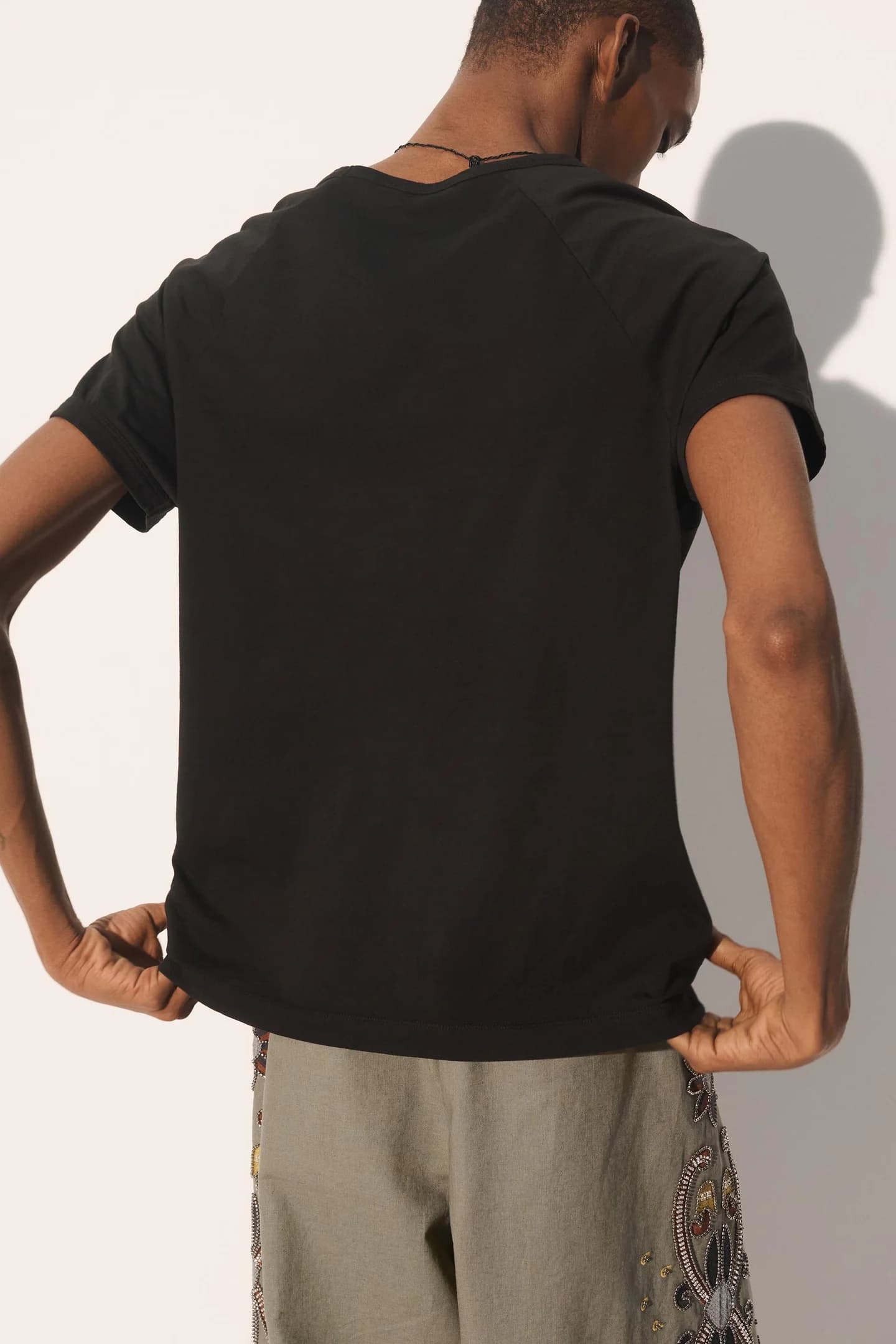 ФУТБОЛКА СВОБОДНОГО КРОЯ С КОРАЛЛОВОЙ ВЫШИВКОЙ - фото 2