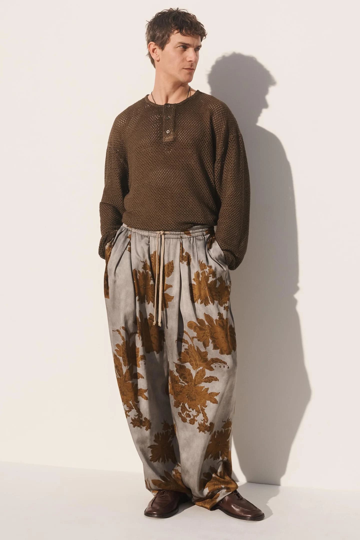 ТРИКОТАЖНАЯ ФУТБОЛКА С ЗАКРЫТКОЙ НА ШЕЕ КРЮЧКОМ