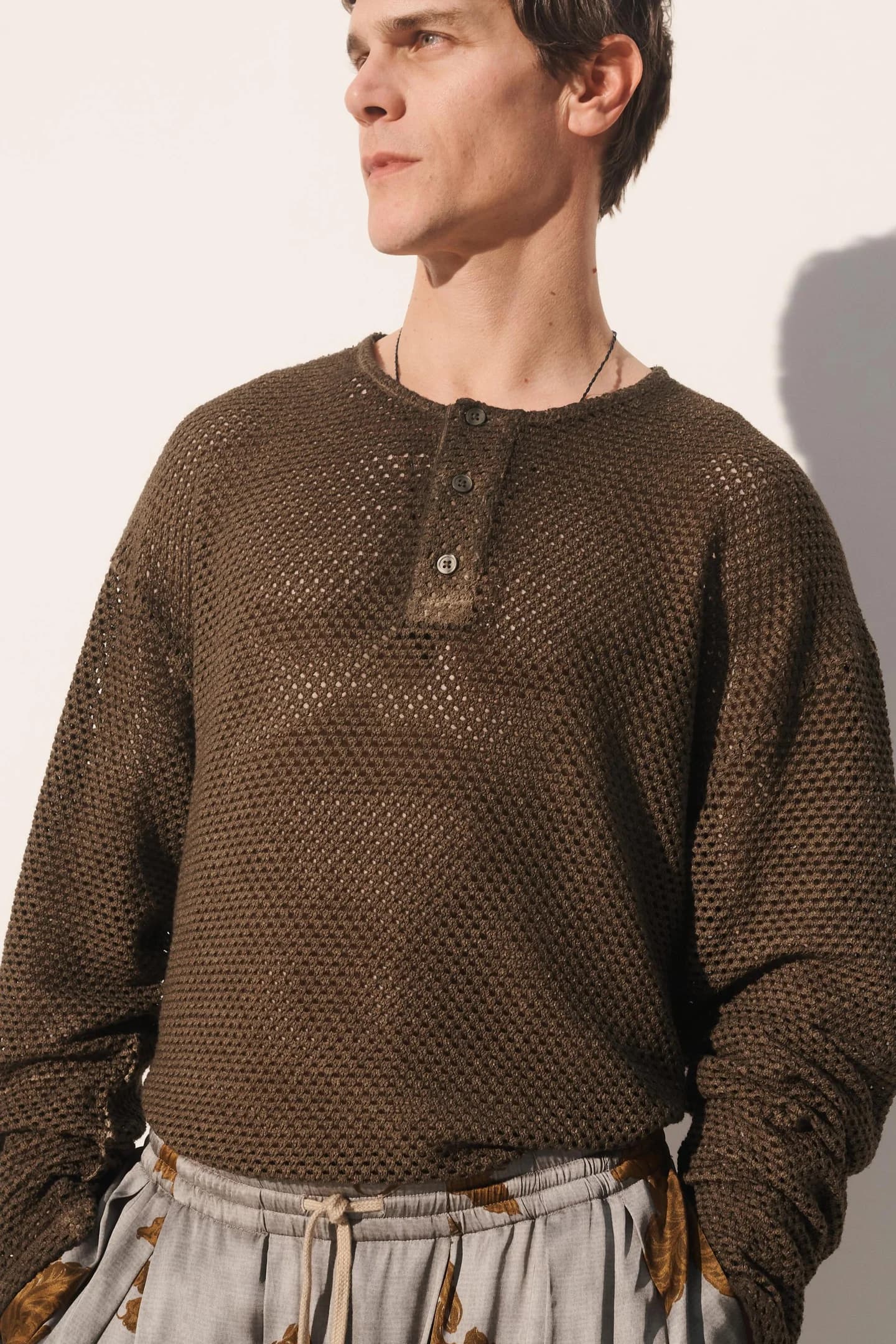 ТРИКОТАЖНАЯ ФУТБОЛКА С ЗАКРЫТКОЙ НА ШЕЕ КРЮЧКОМ - фото 2