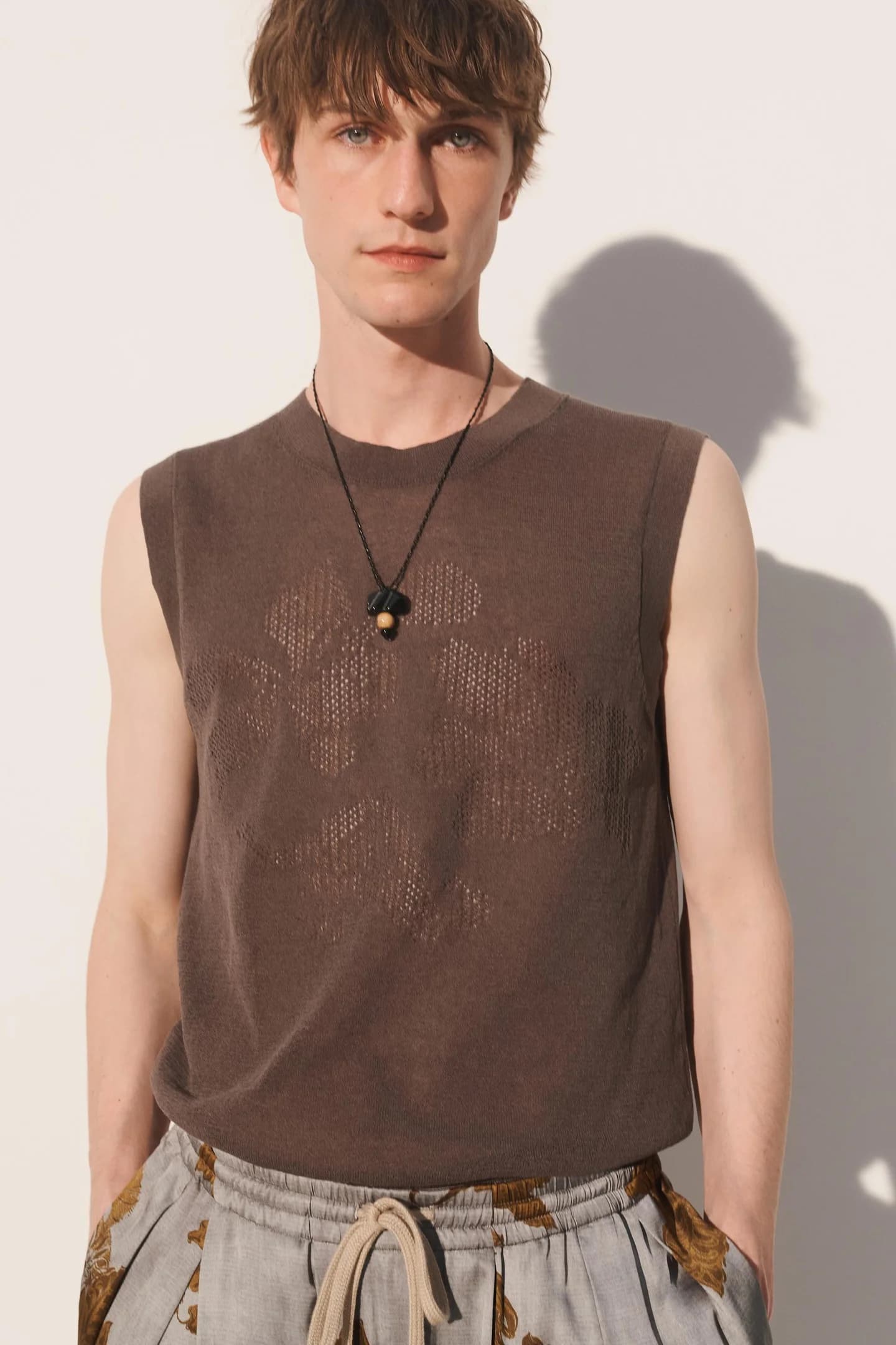 ЖАККАРДОВЫЙ ТРИКОТАЖНЫЙ ЖИЛЕТ С ЦВЕТАМИ