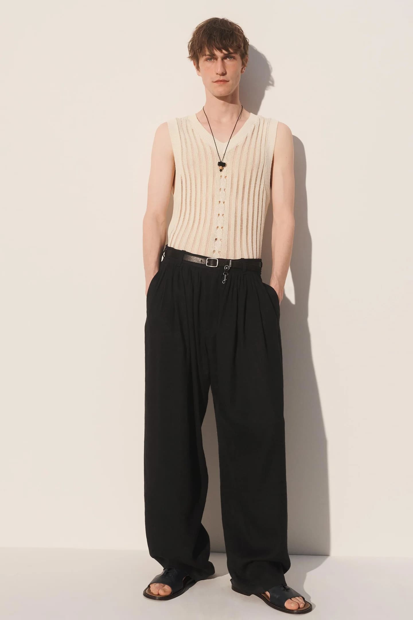 МАЙКА ИЗ СТРУКТУРНОГО ТРИКОТАЖНОГО ТКАНИ С АЖУРОМ