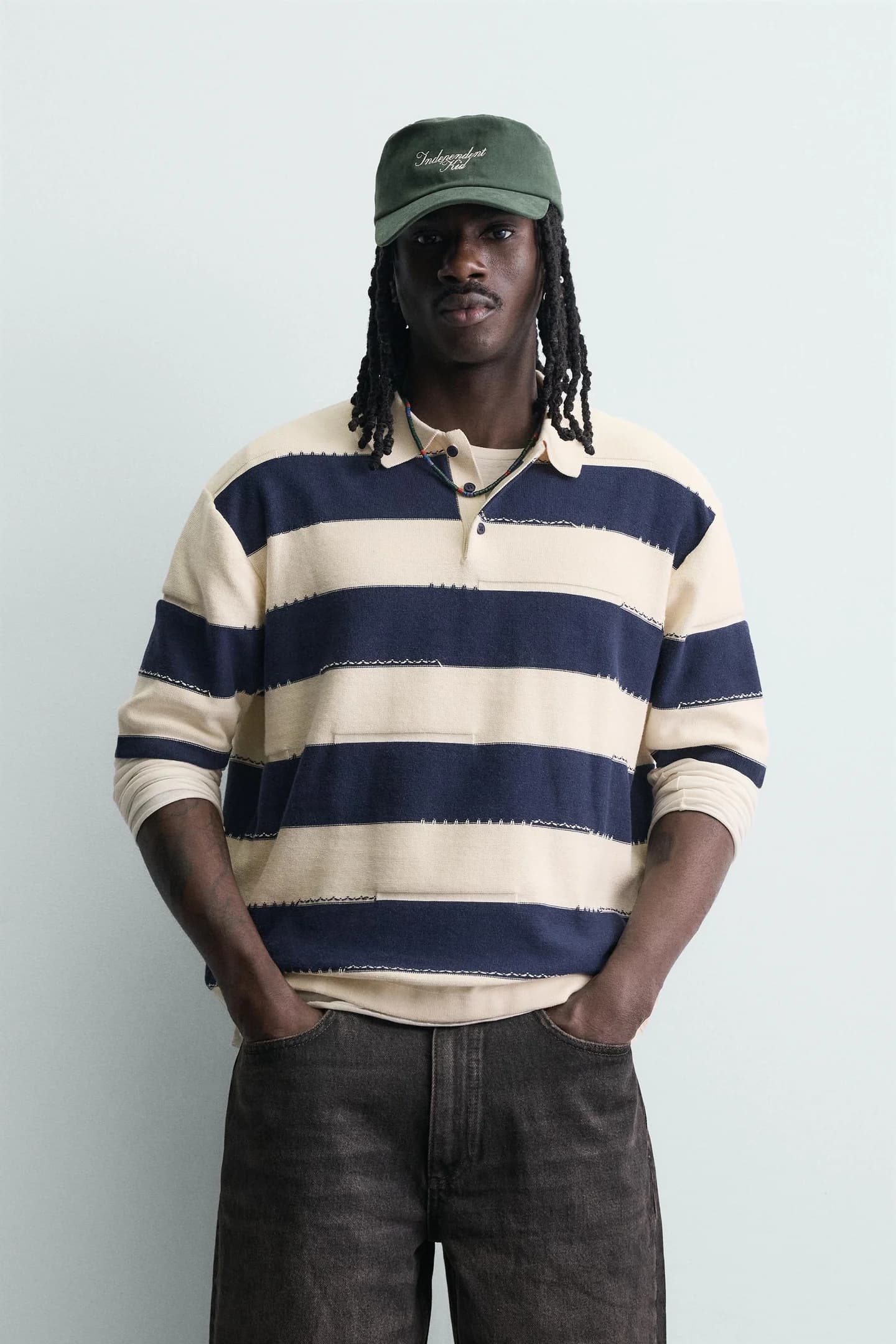 ТРИКОТАЖНАЯ ФУТБОЛКА ПОЛО С НЕПРАВИЛЬНЫМИ ПОЛОСАМИ