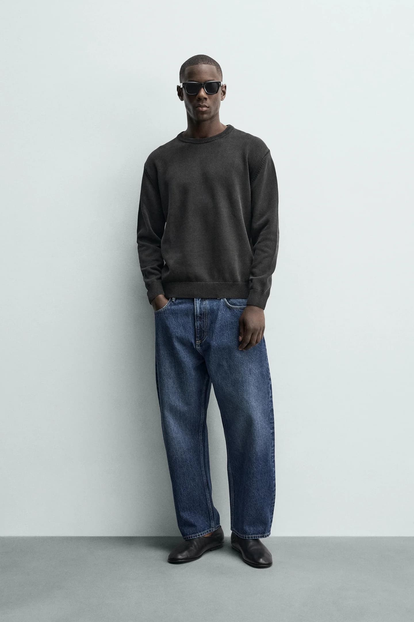 ДЖИНСЫ С ШИРОКИМИ ЗАЮЖЕННЫМИ НОГИНАМИ