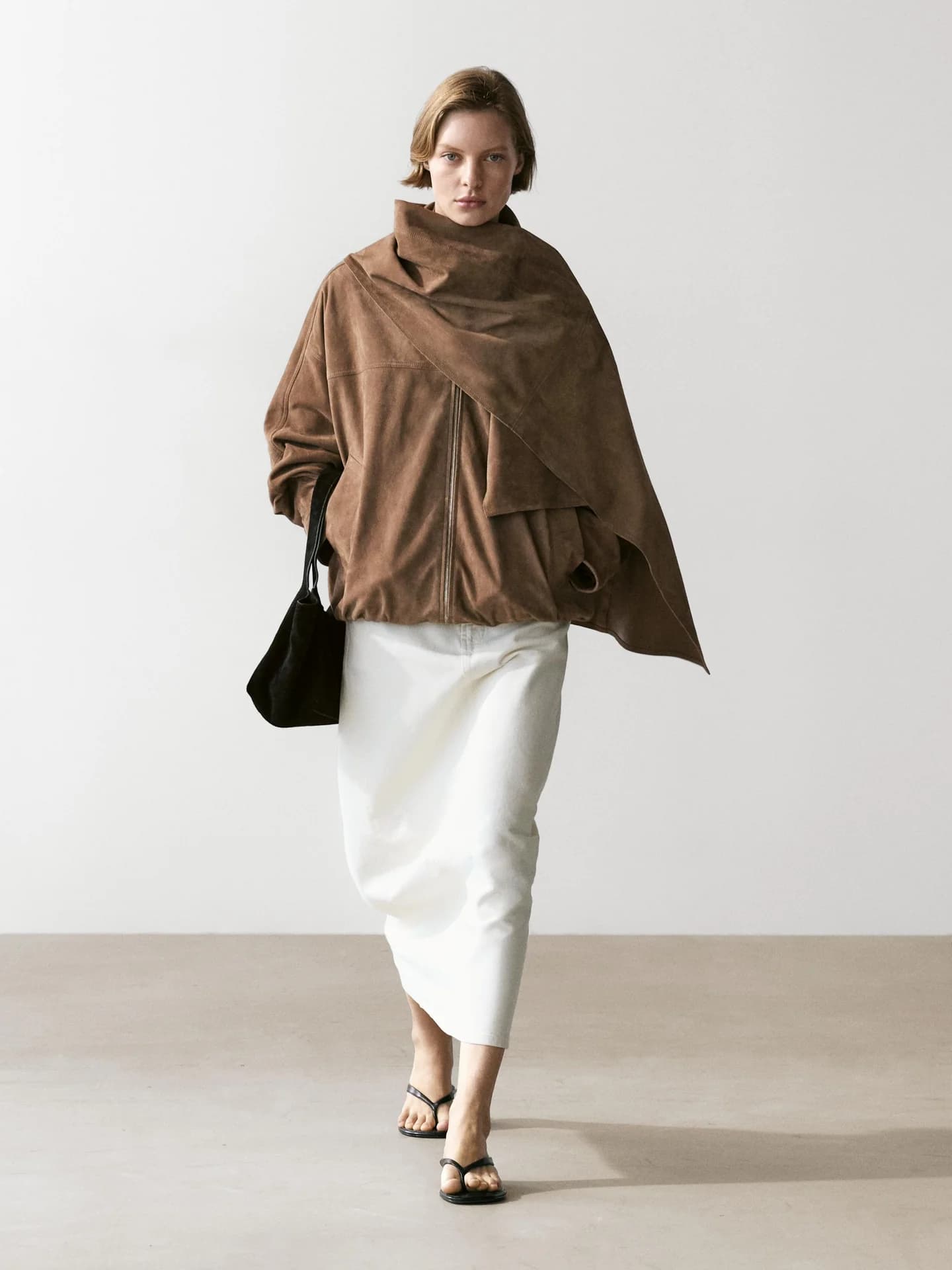 Замшевый кожаный бомбер с шарфом - фото 9