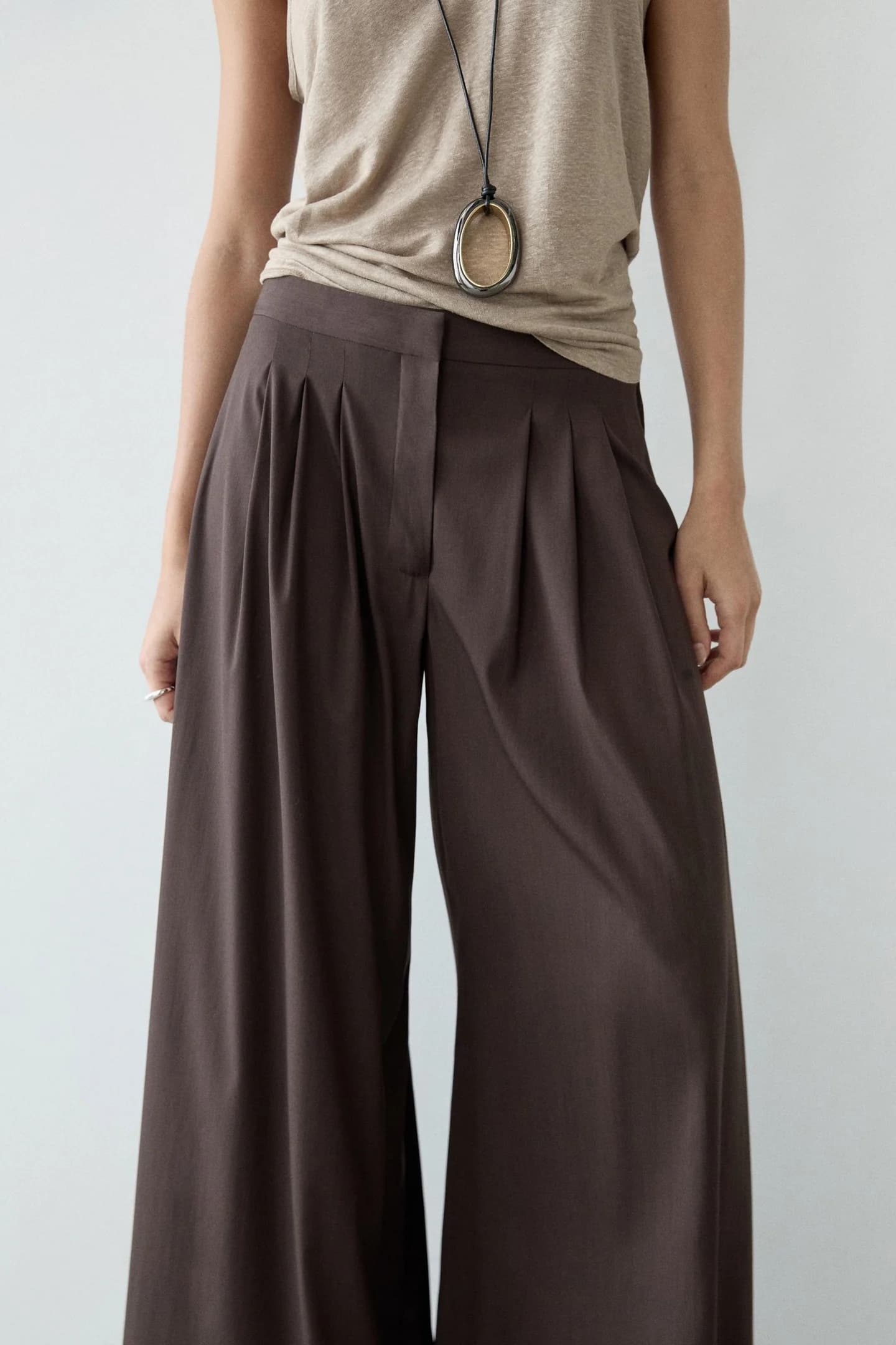 Брюки с широкими штанинами, складками и разрезами по бокам. - фото 3