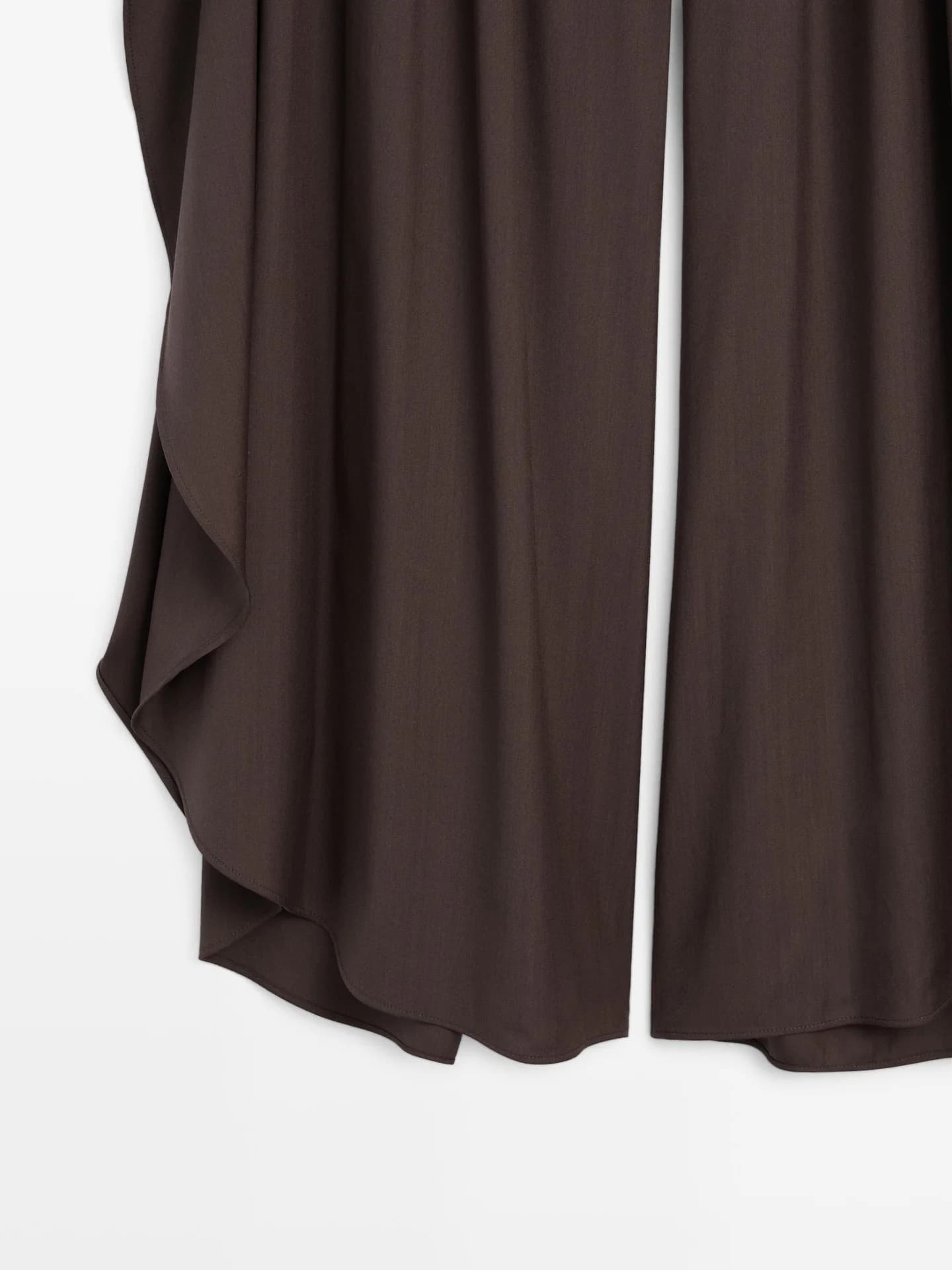 Брюки с широкими штанинами, складками и разрезами по бокам. - фото 7