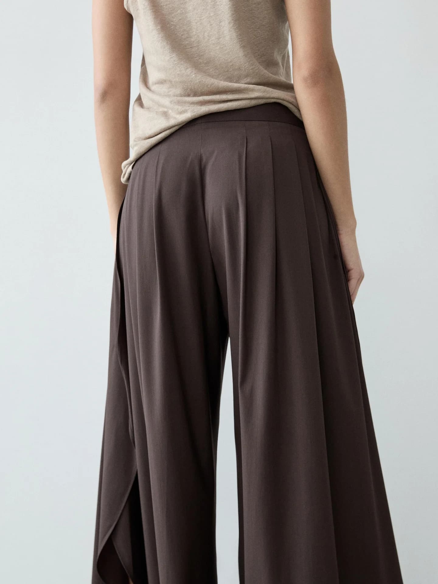 Брюки с широкими штанинами, складками и разрезами по бокам. - фото 8