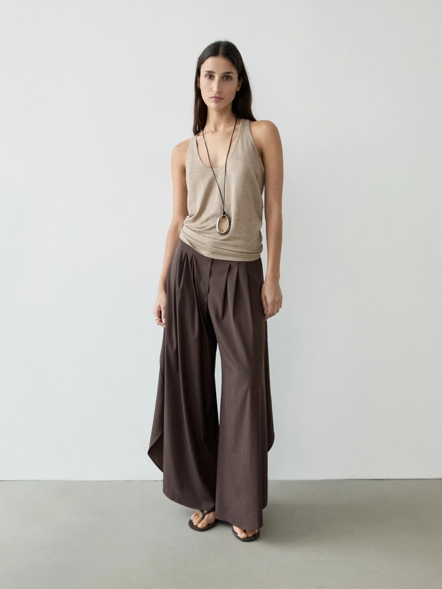 Брюки с широкими штанинами, складками и разрезами по бокам. - фото 10