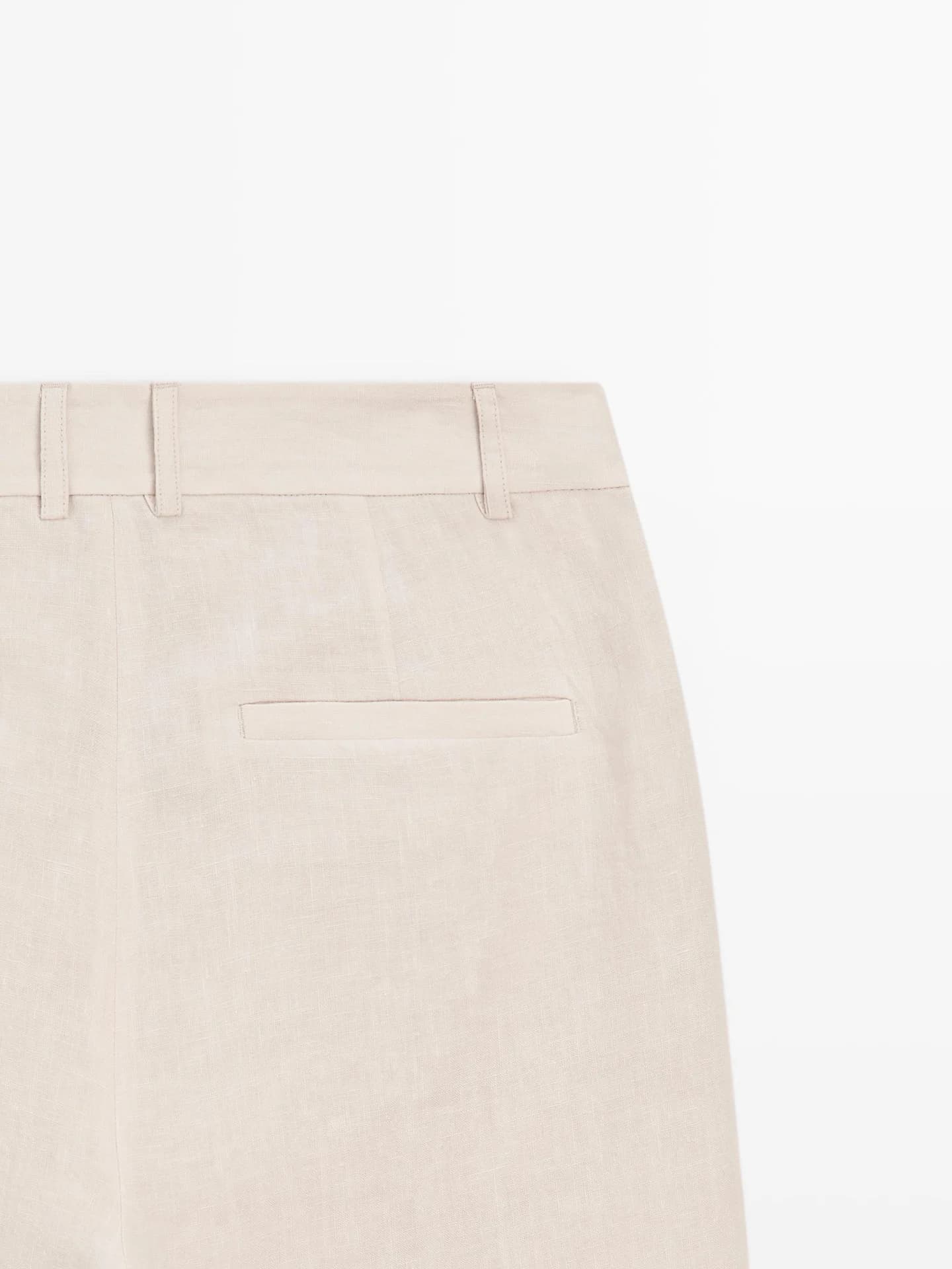 Брюки свободного кроя из 100% льна.