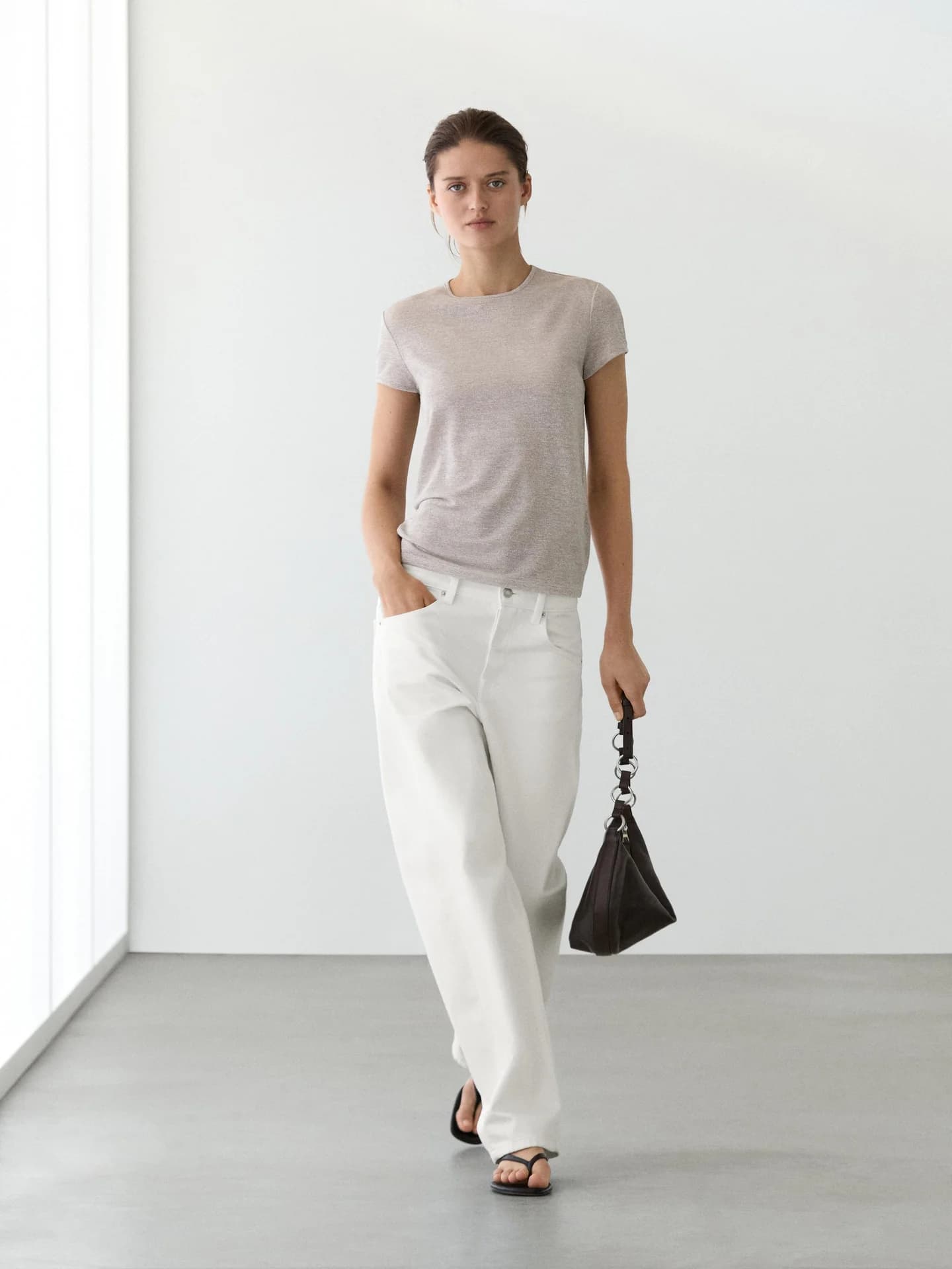 Футболка с короткими рукавами и блестящей деталью - фото 17