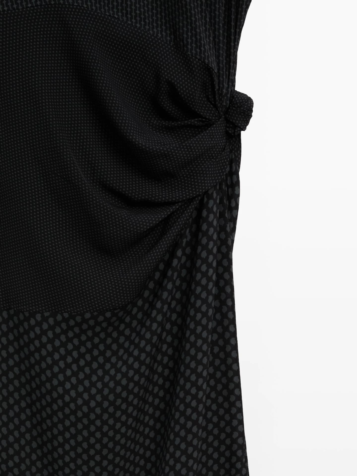 Длинное воздушное платье с принтом и завязками.