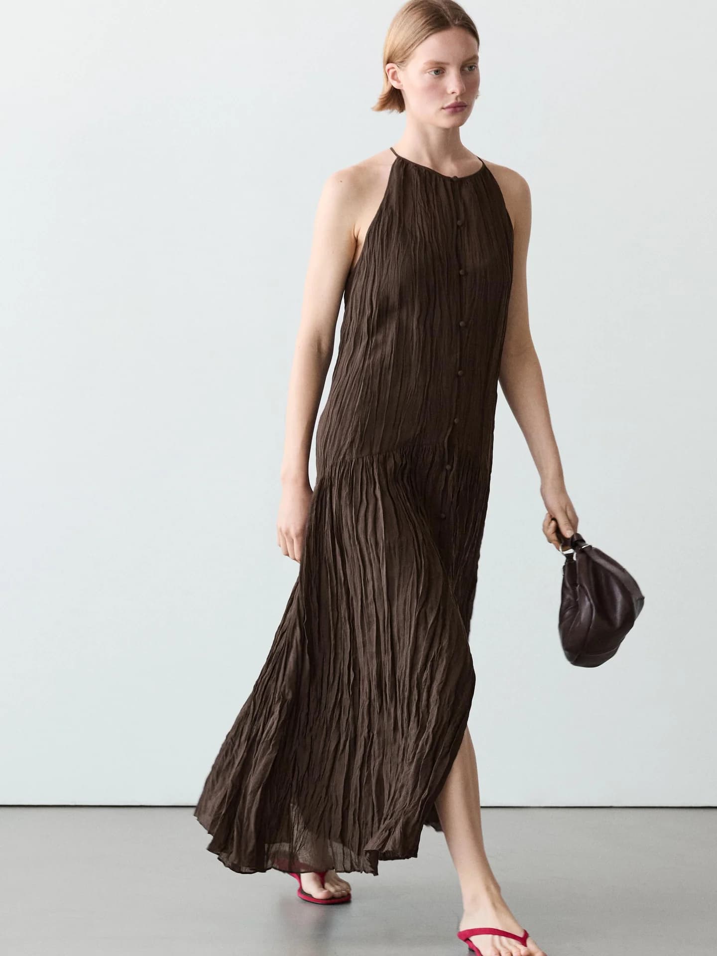 Свободное платье средней длины на пуговицах. - фото 19