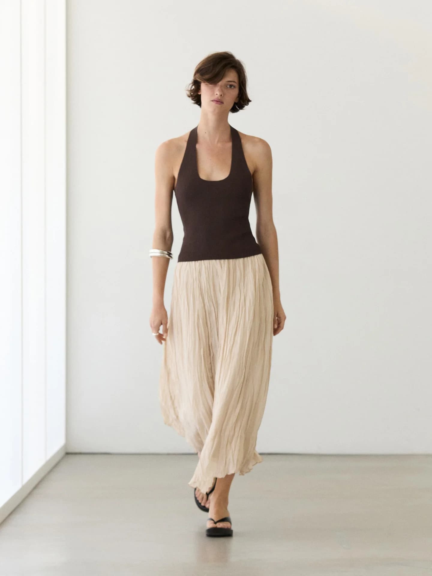 Свободная юбка миди со плиссированными деталями - фото 10