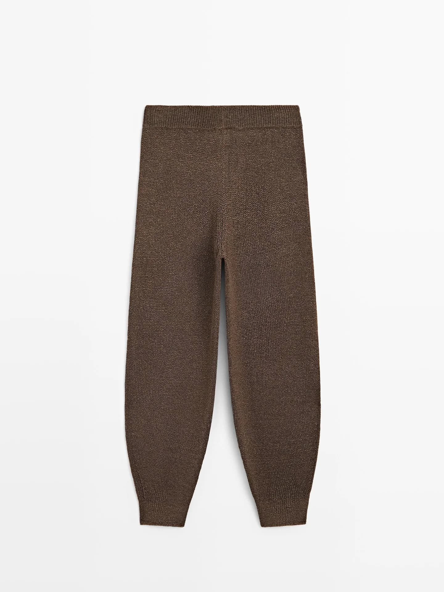 Трикотажные брюки объемного кроя для создания целостного образа.