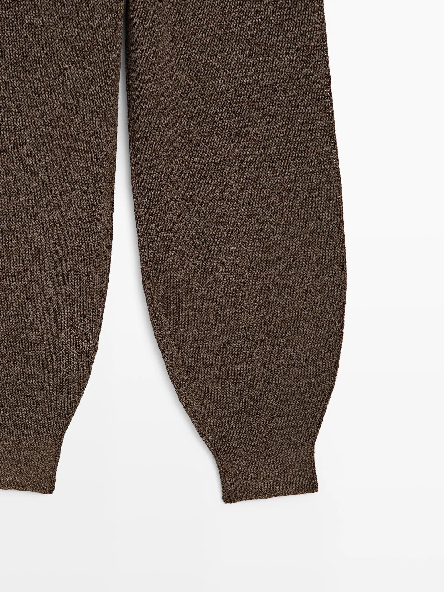 Трикотажные брюки объемного кроя для создания целостного образа. - фото 6