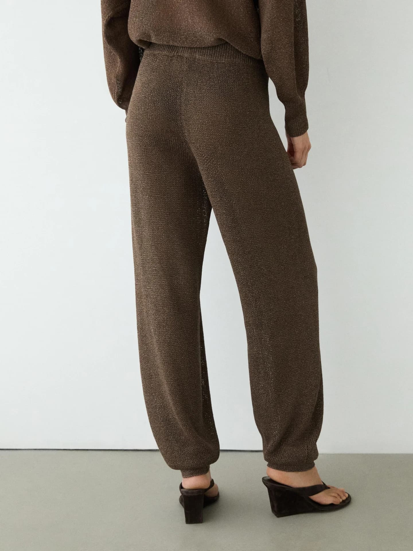 Трикотажные брюки объемного кроя для создания целостного образа. - фото 9