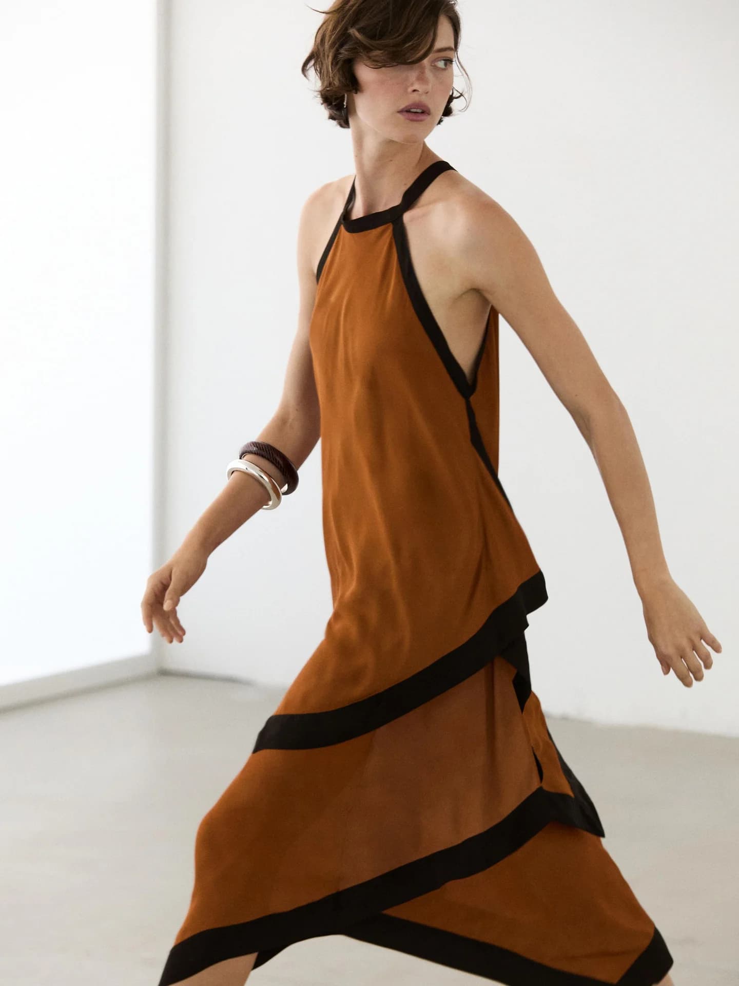 Платье средней длины с контрастными слоями - фото 10