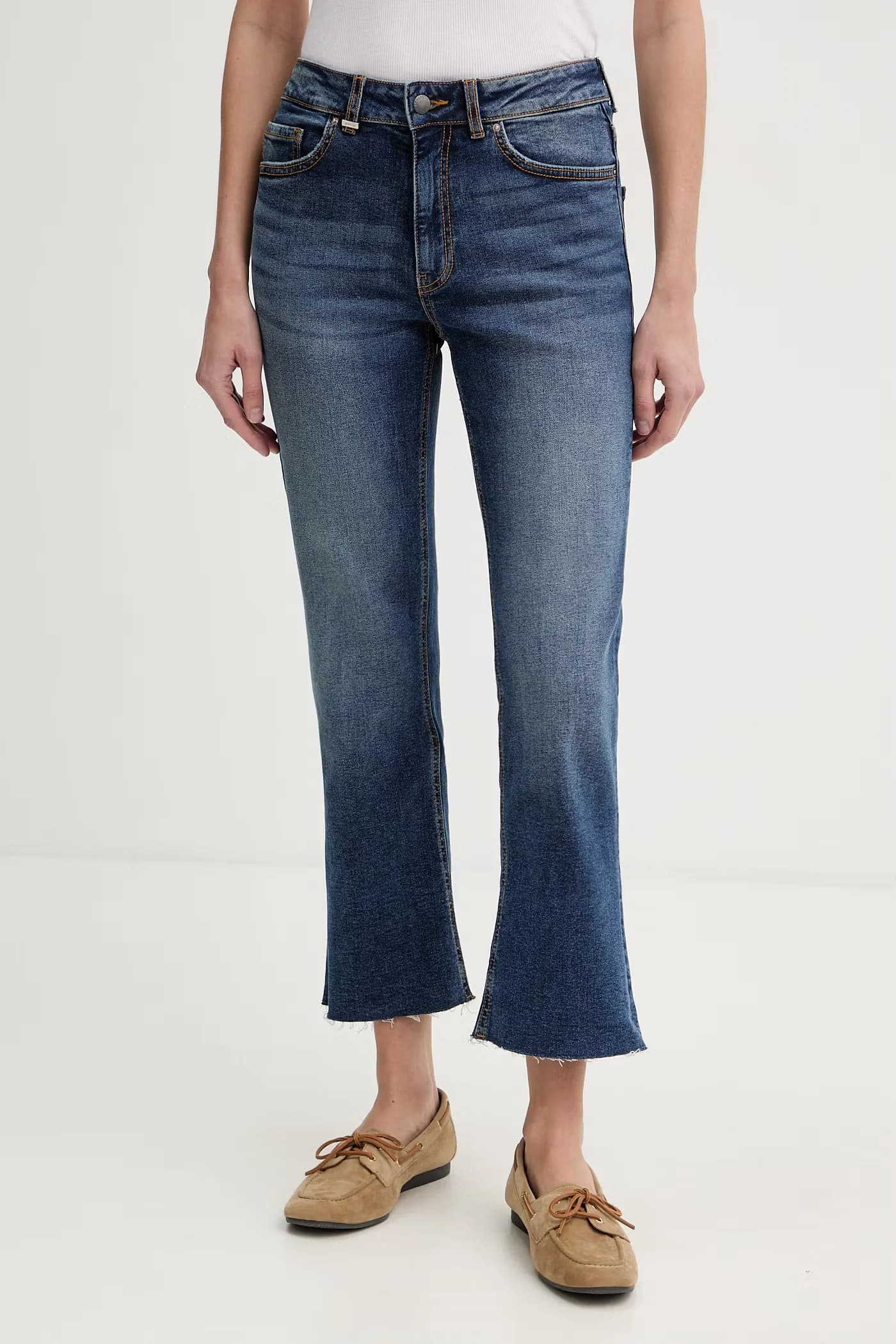 Женские джинсы-клеш