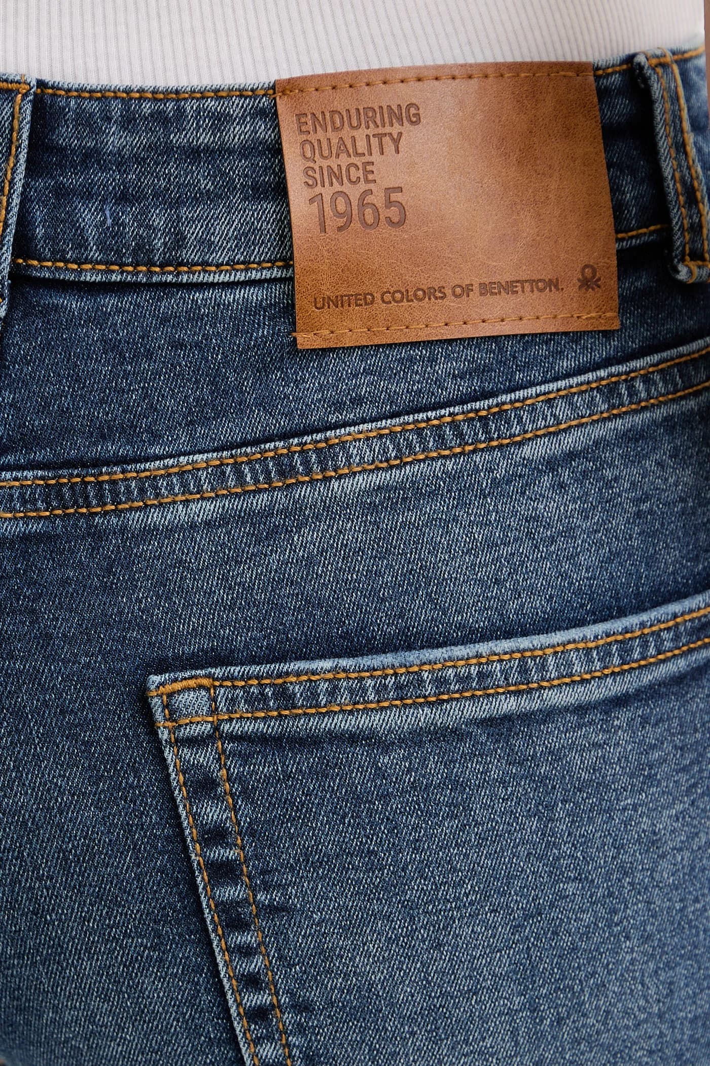 Женские джинсы-клеш - фото 4