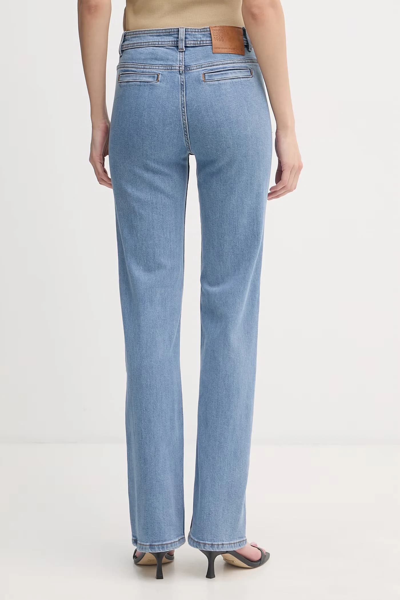 Женские джинсы-клеш - фото 3