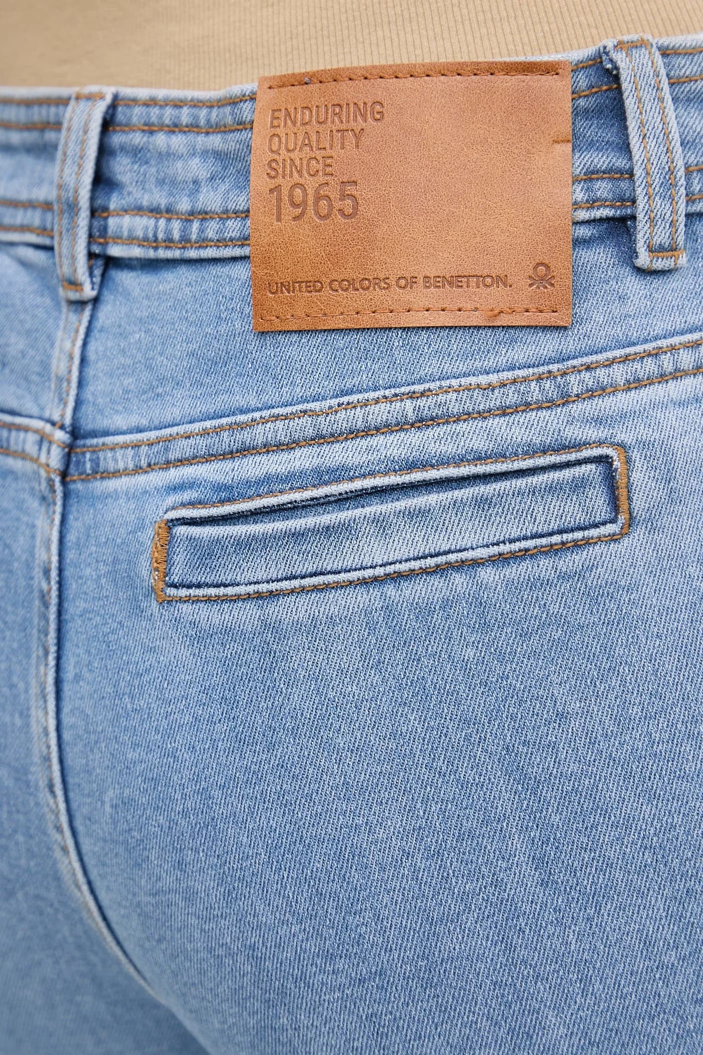 Женские джинсы-клеш - фото 4