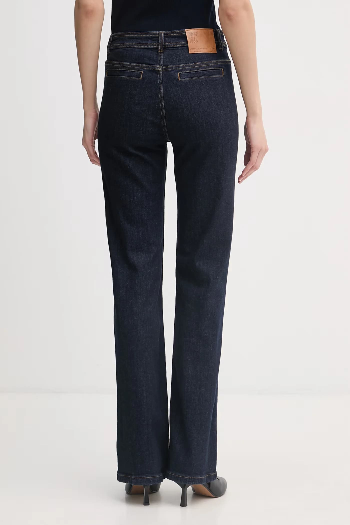 Женские джинсы-клеш - фото 3