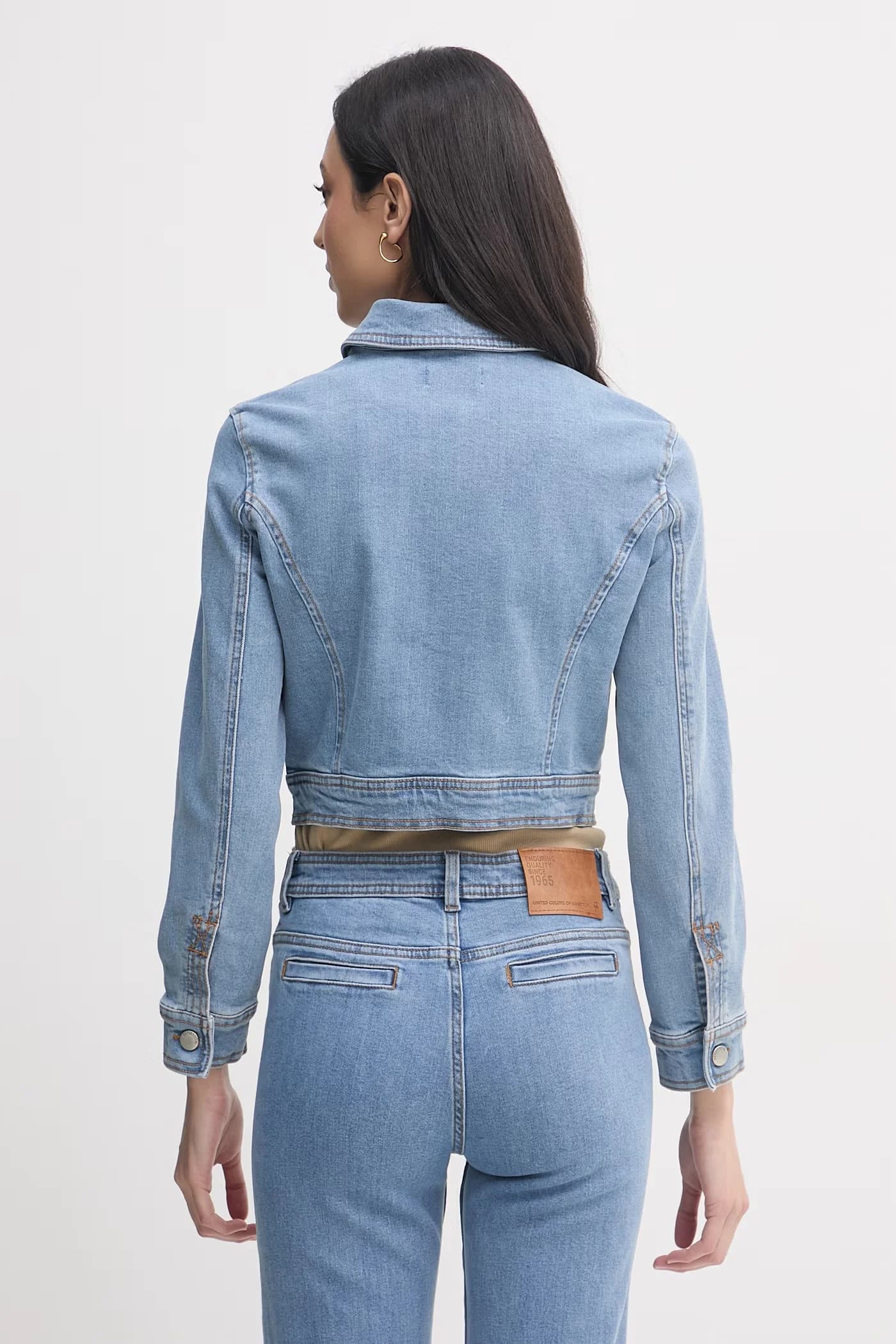 Женская джинсовая куртка из хлопка с эластаном - фото 3