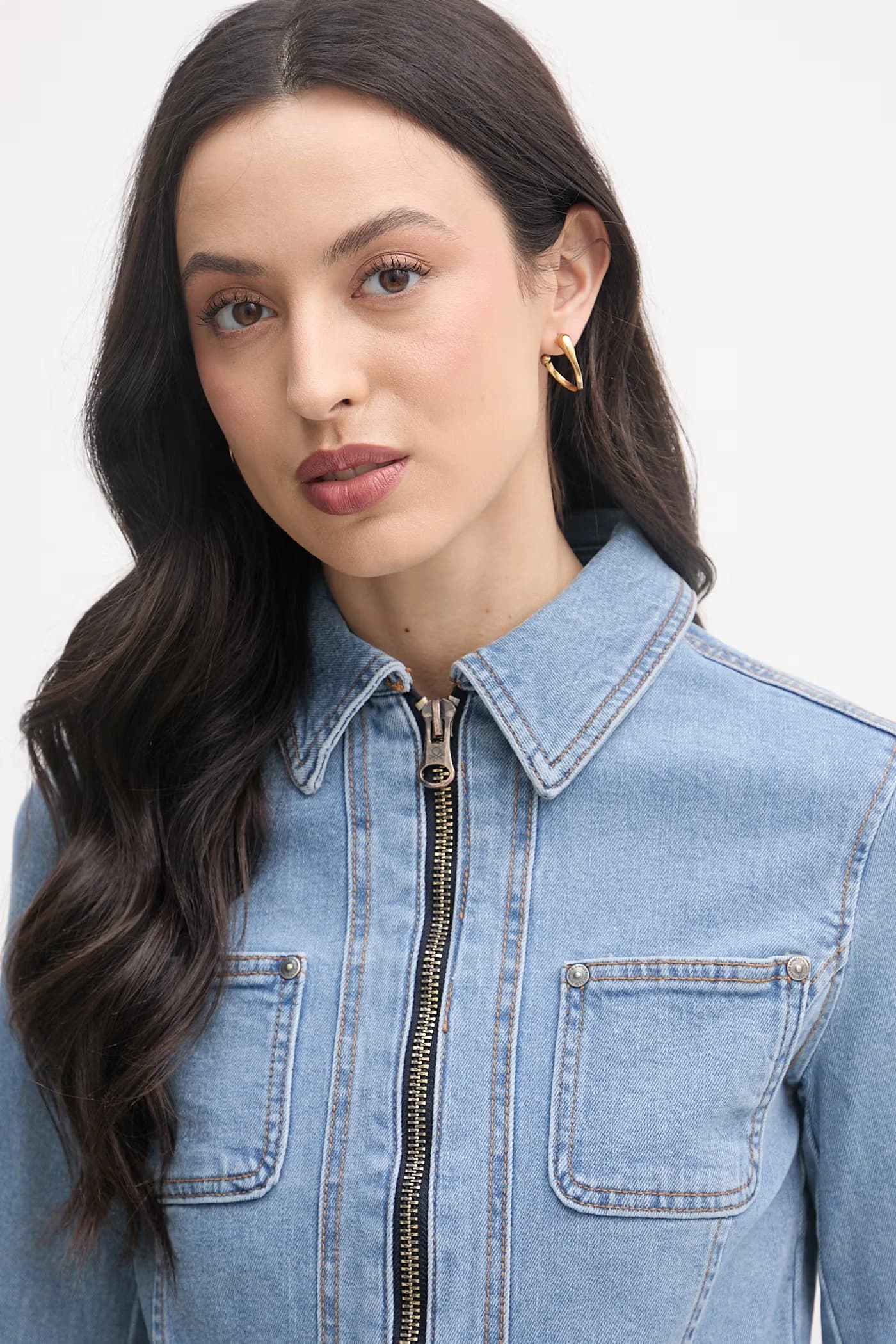 Женская джинсовая куртка из хлопка с эластаном - фото 4