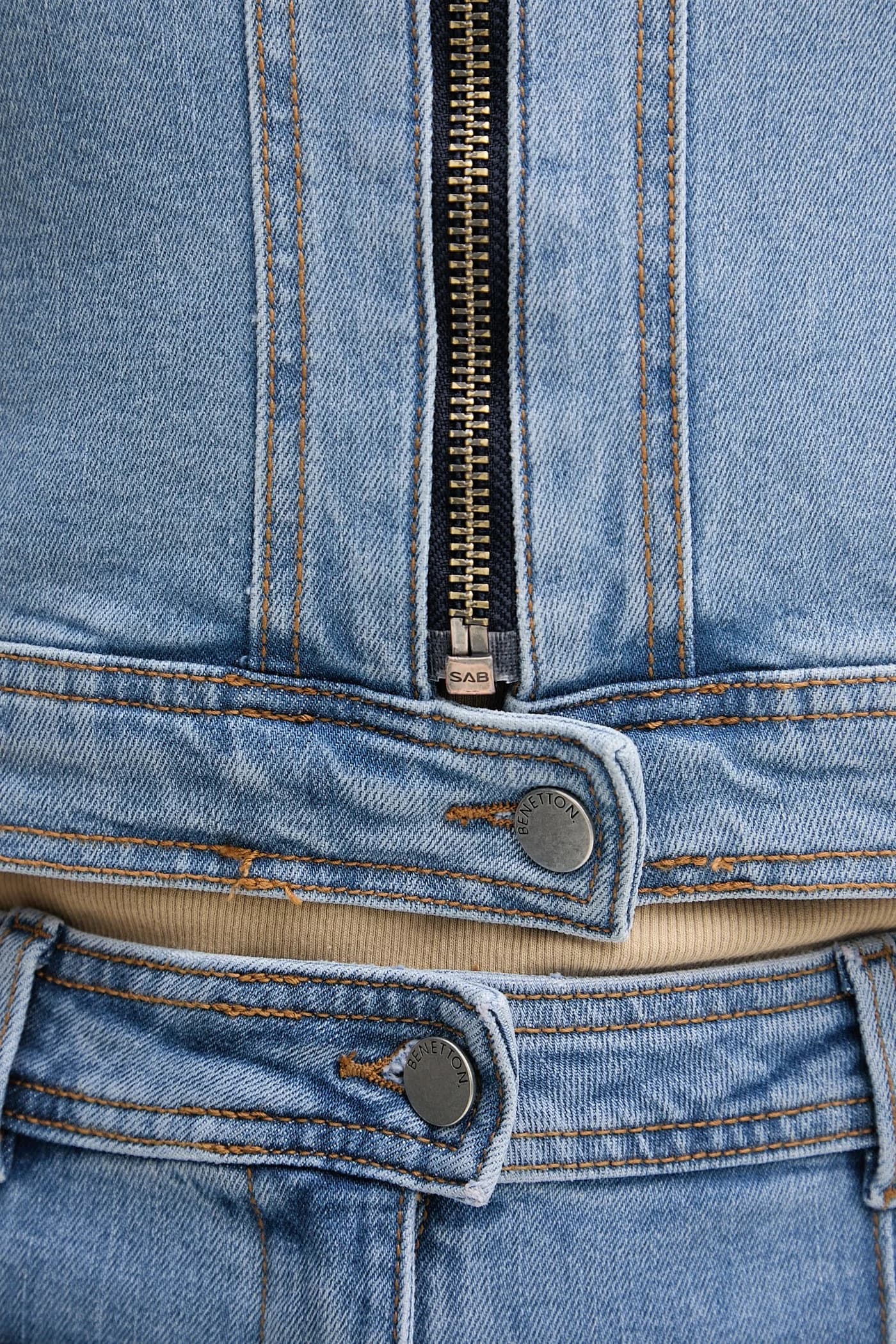 Женская джинсовая куртка из хлопка с эластаном - фото 5