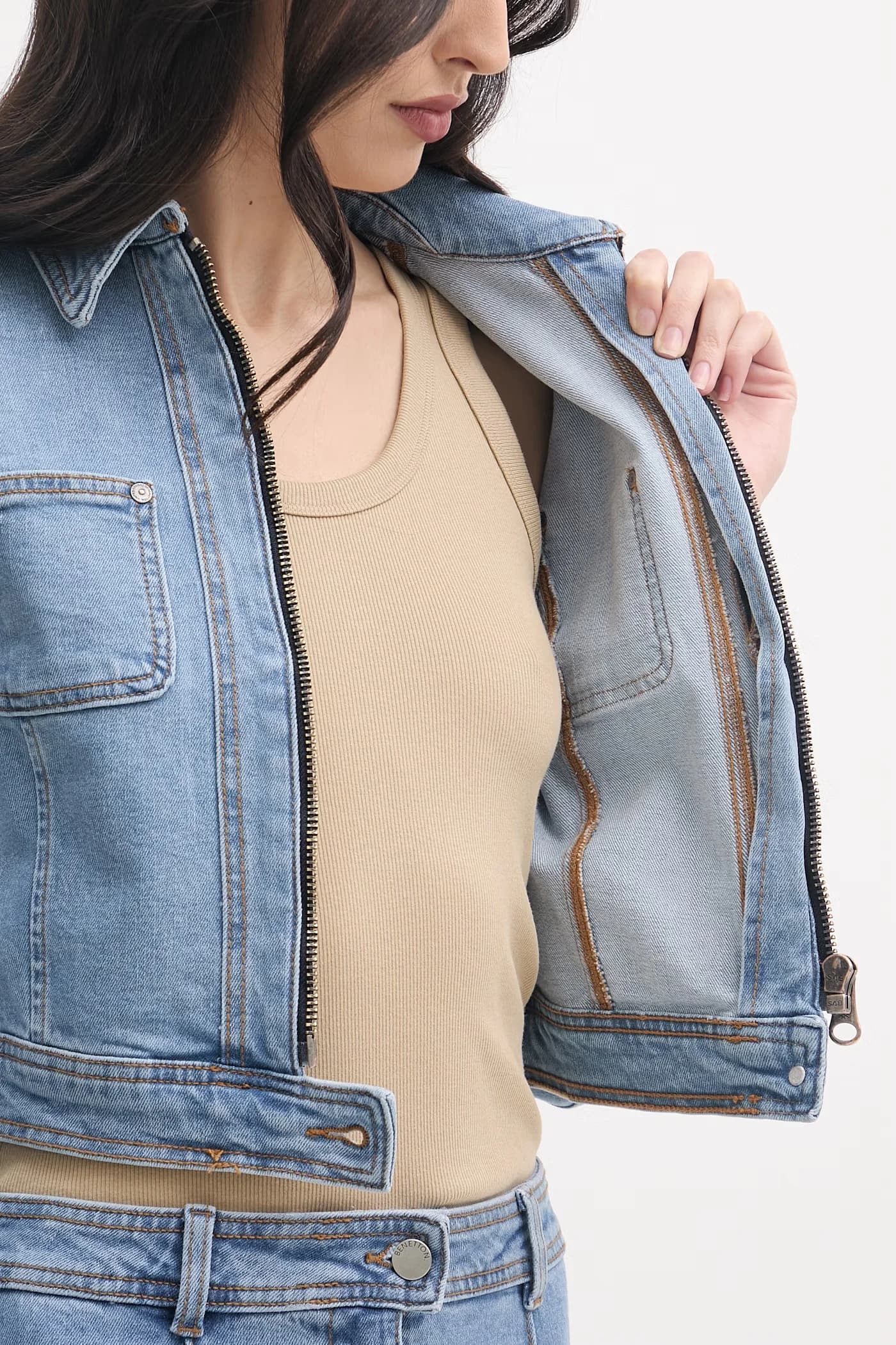 Женская джинсовая куртка из хлопка с эластаном - фото 6