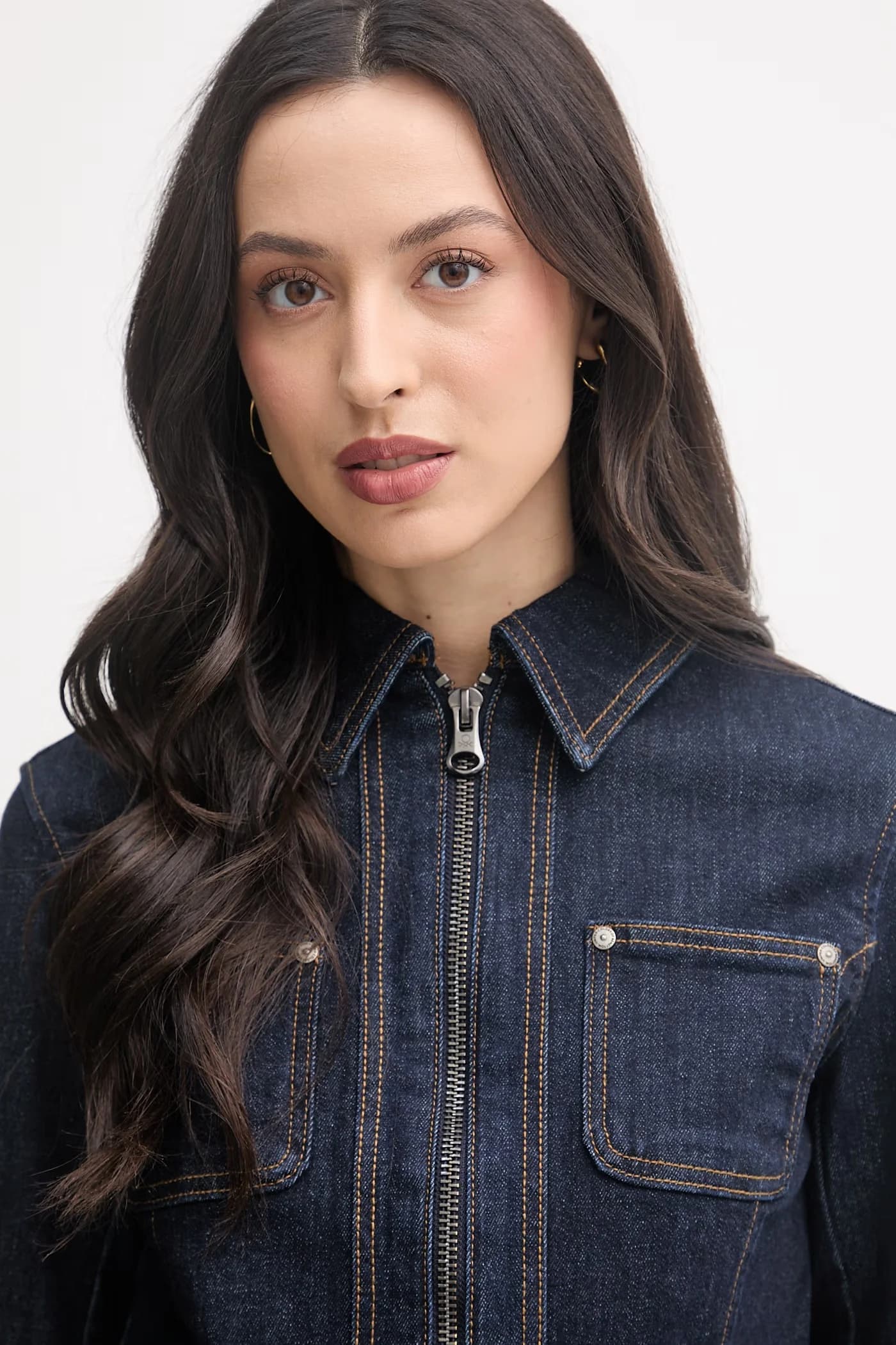 Женская джинсовая куртка из хлопка с эластаном - фото 4