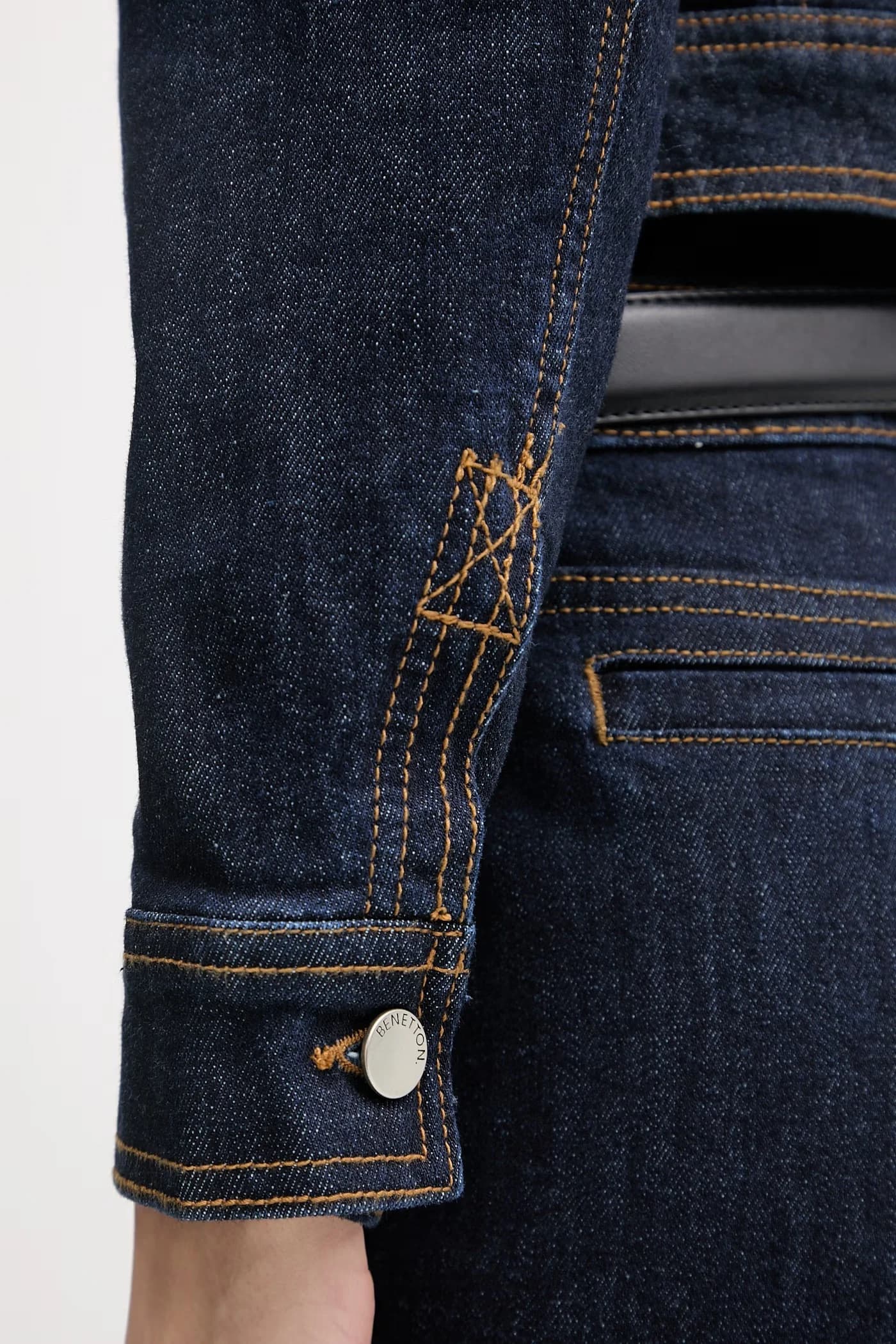 Женская джинсовая куртка из хлопка с эластаном - фото 5