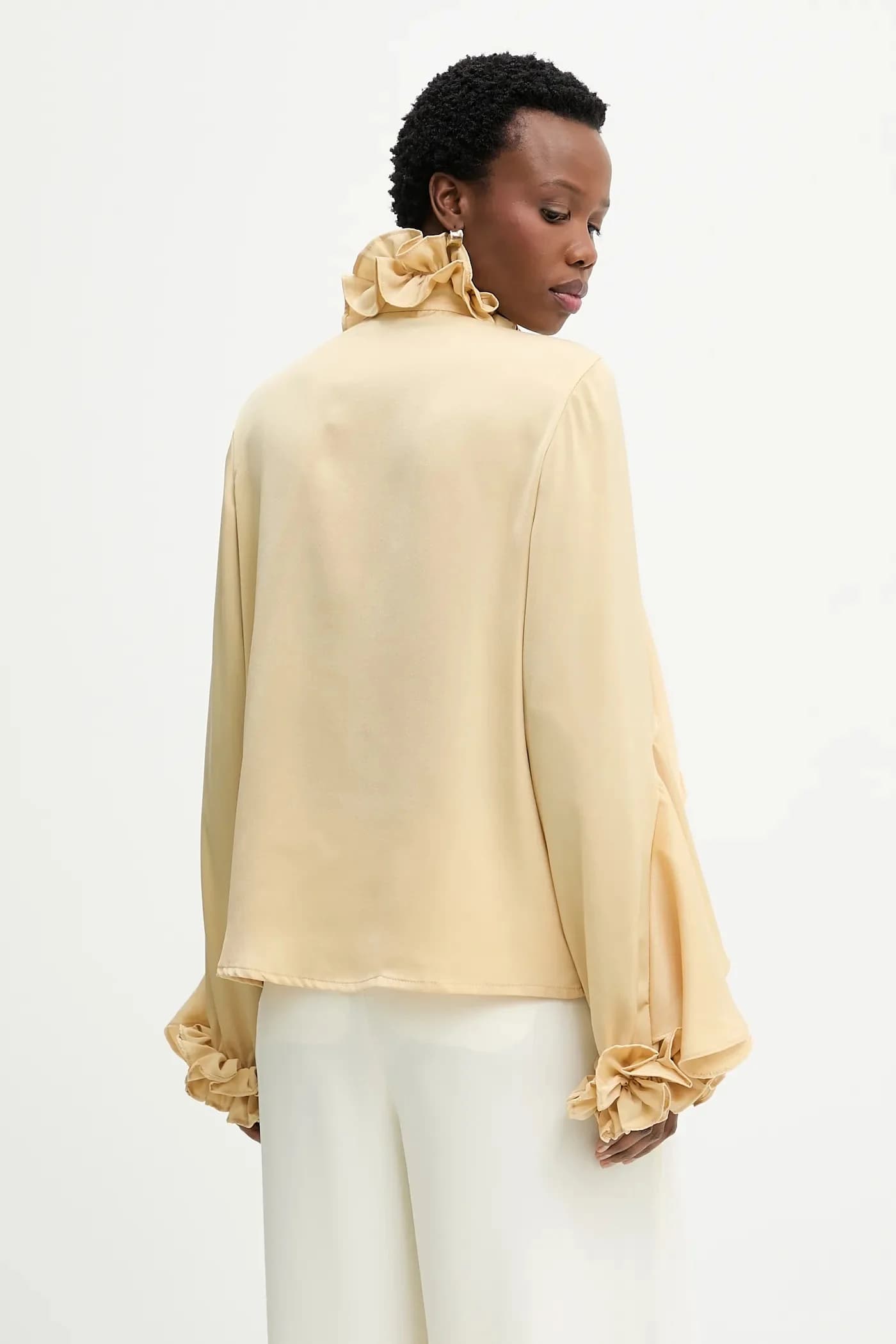 Женская вискозная блузка с рюшами - фото 3