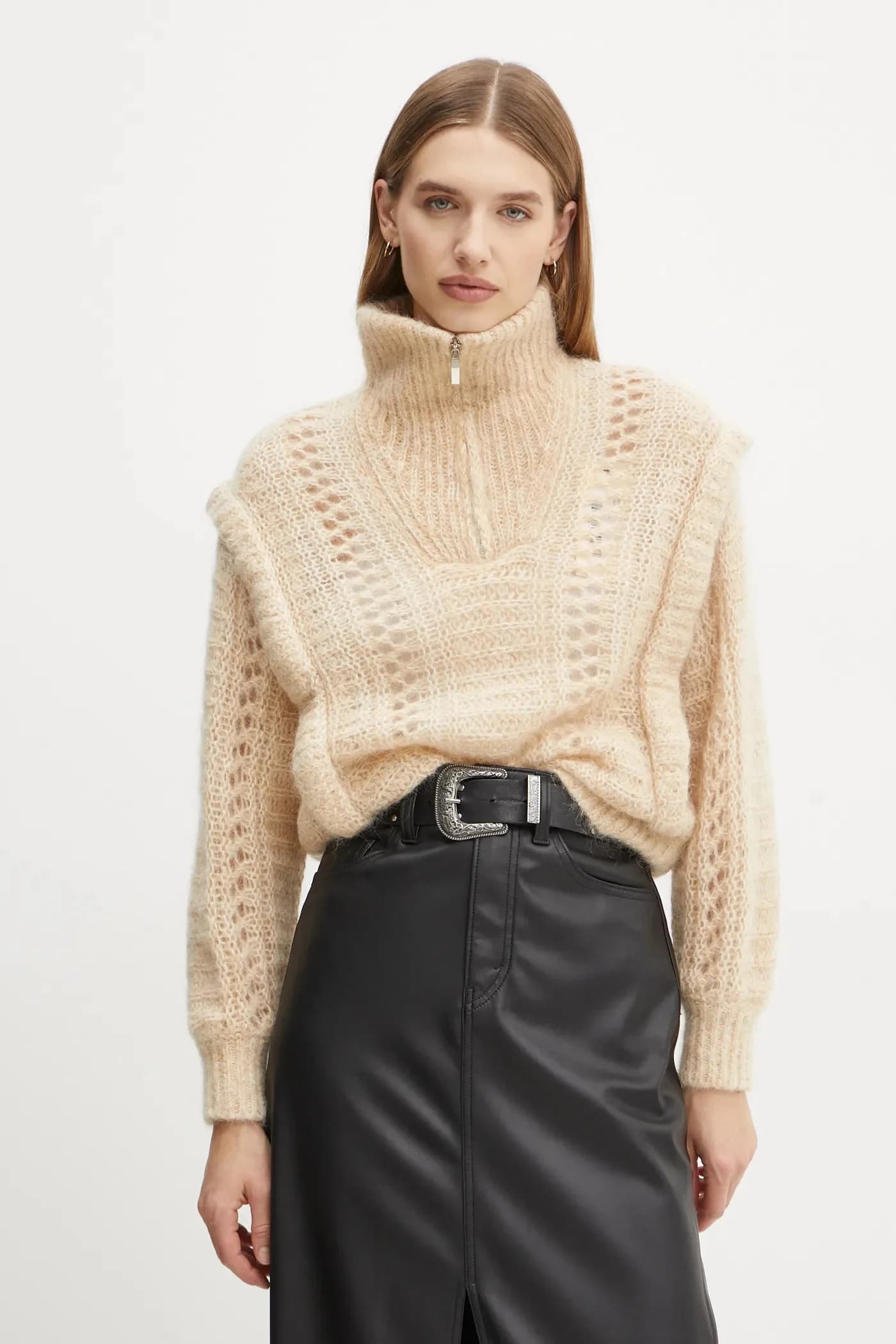 Шерстяной свитер бежевый женская