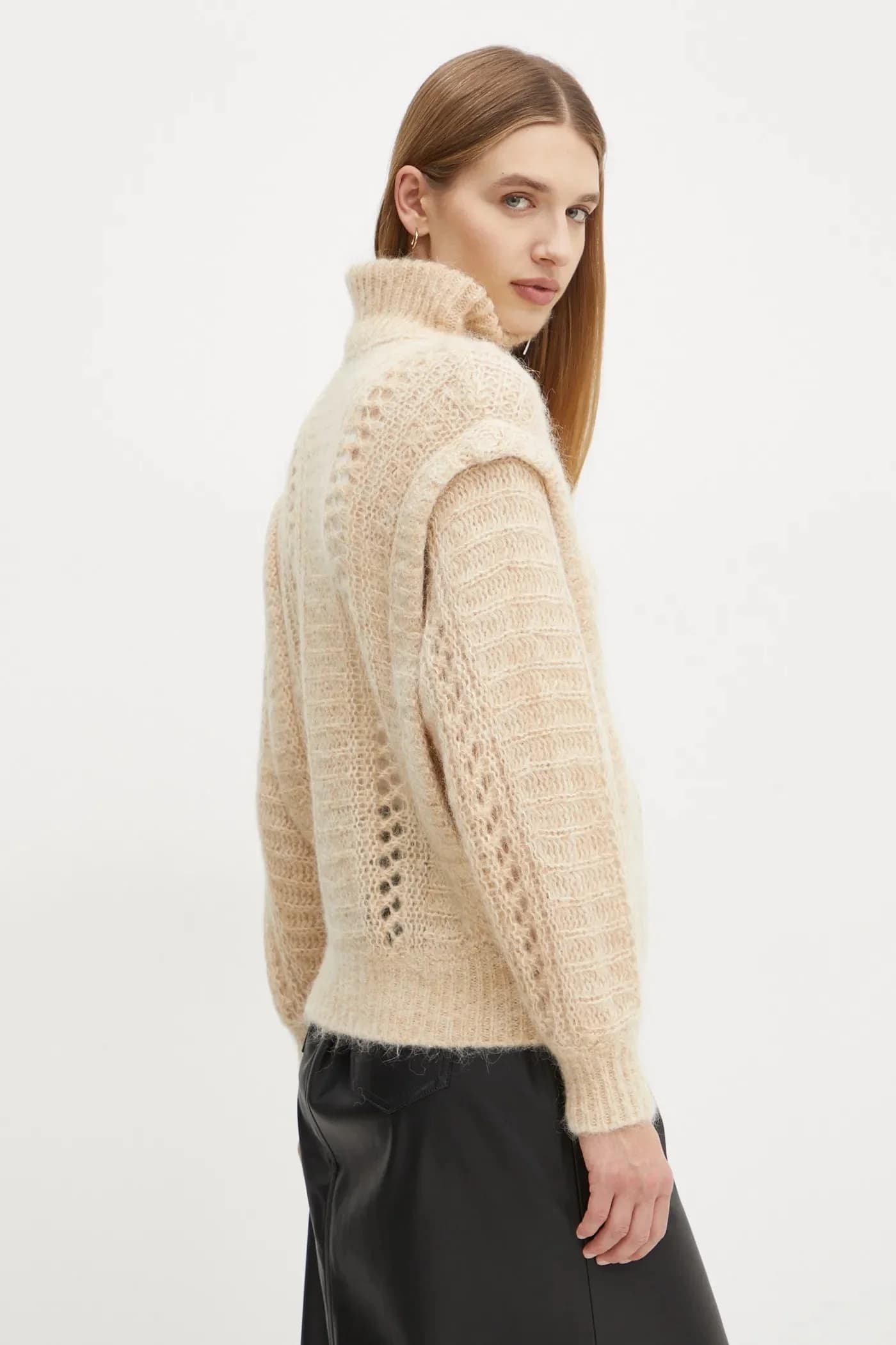 Шерстяной свитер бежевый женская - фото 3