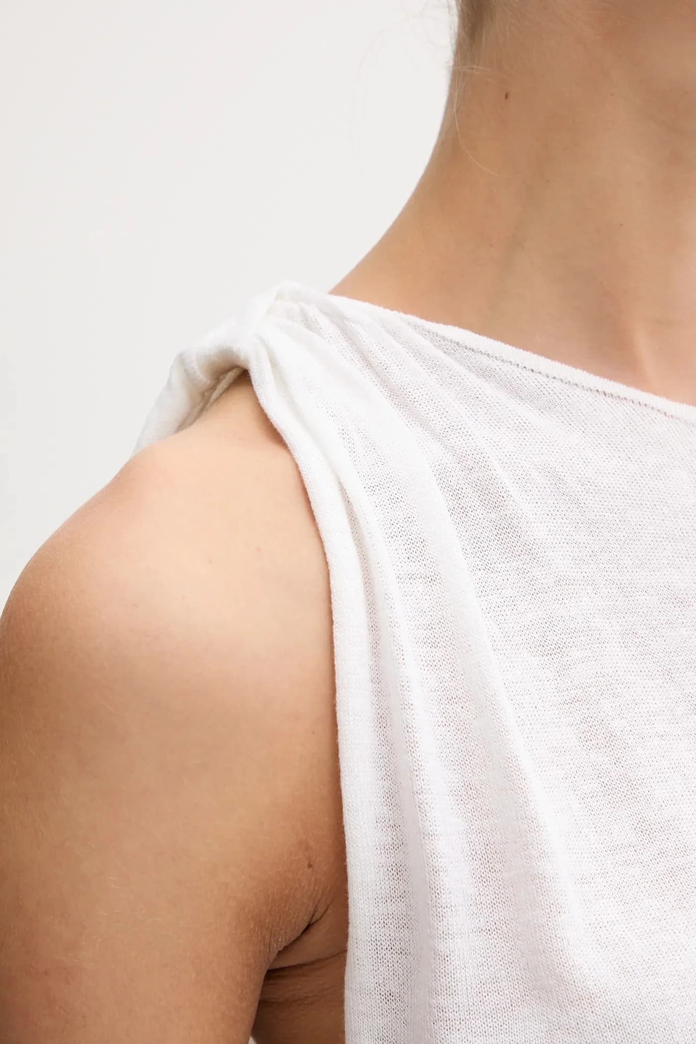 футболка бежевая для женщин - фото 5