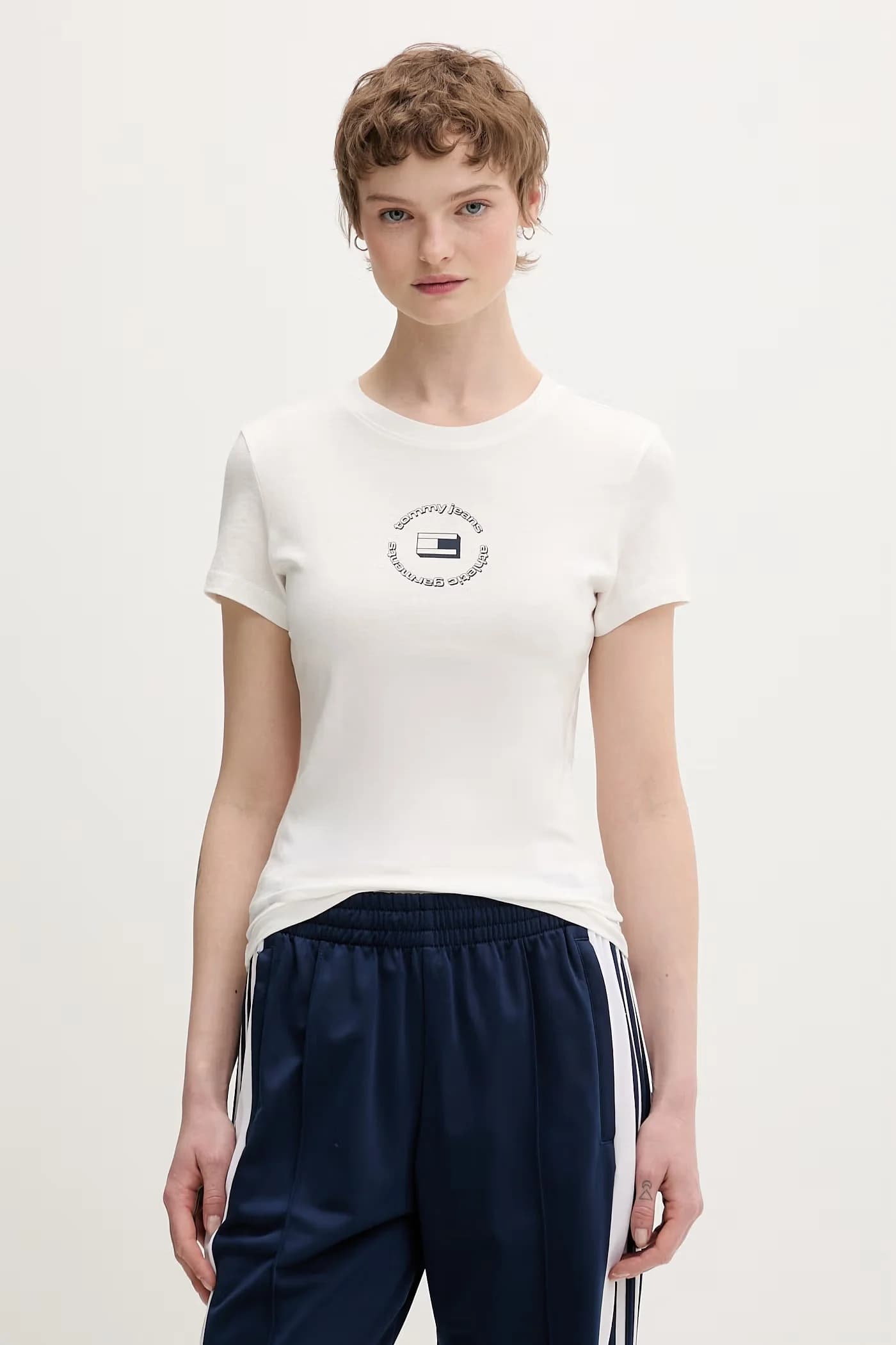 Базовая женская хлопковая футболка белая для женщин