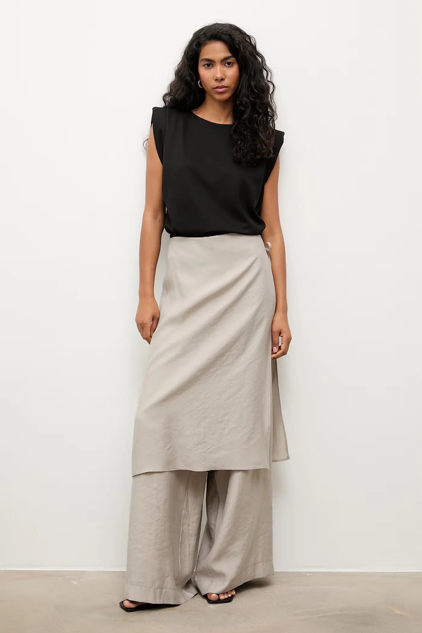 Женская футболка из вискозы черная для женщин - фото 2