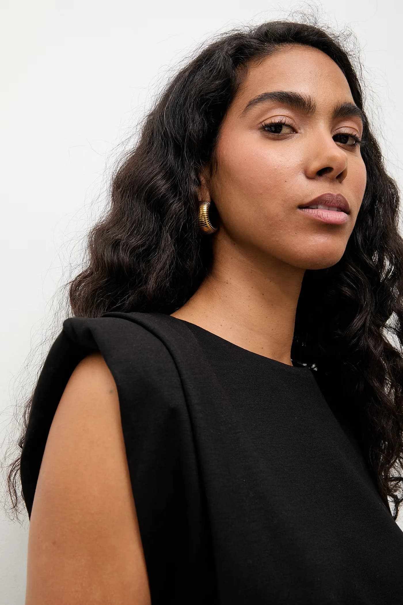 Женская футболка из вискозы черная для женщин - фото 4