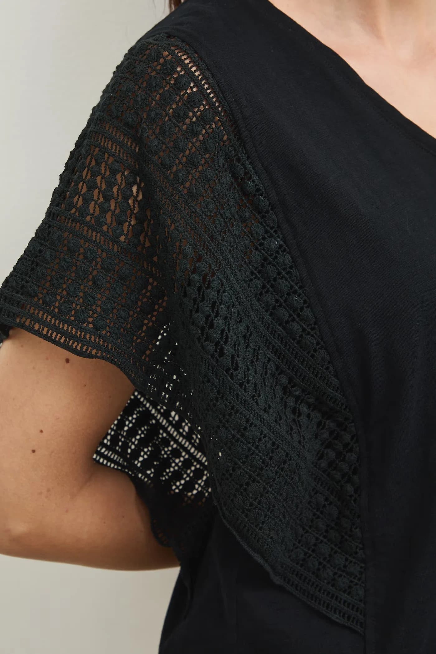 Двусторонняя хлопковая футболка черная для женщин - фото 5