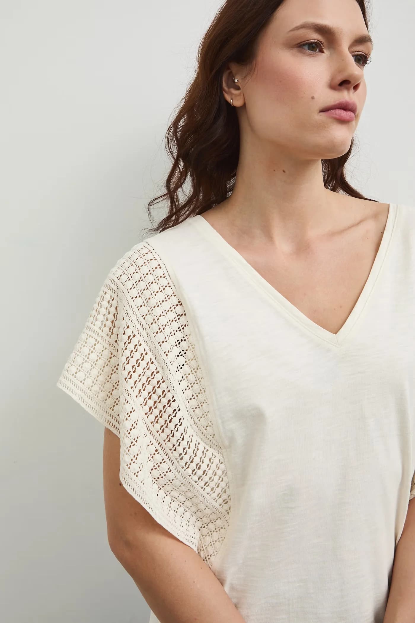 Двусторонняя хлопковая футболка бежевая для женщин - фото 5