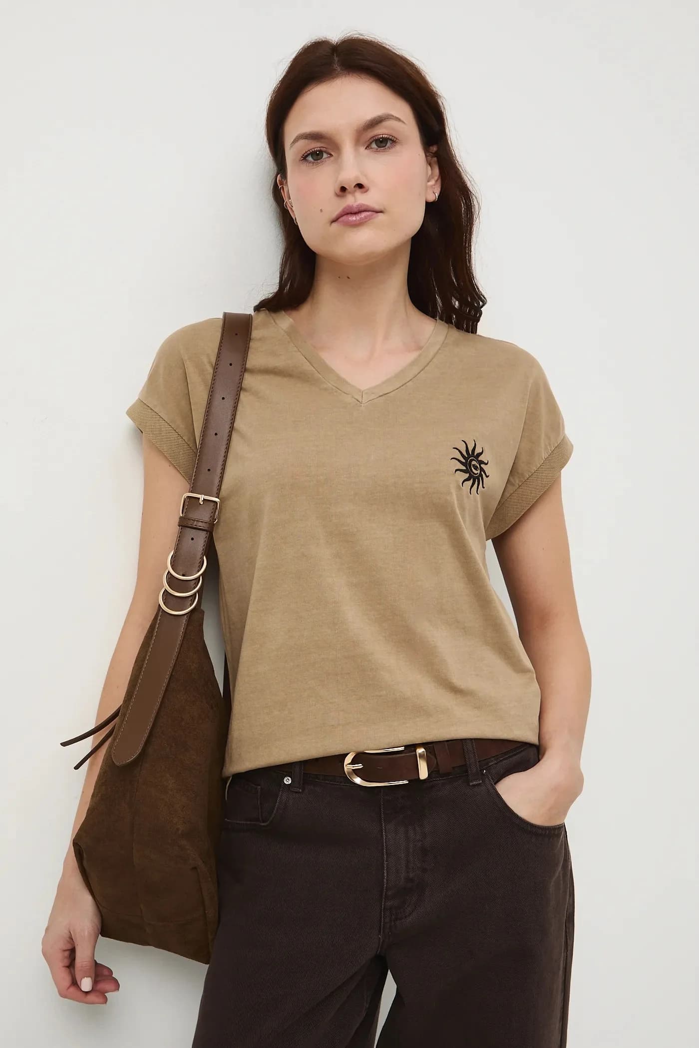 Хлопковая футболка бежевая для женщин - фото 2